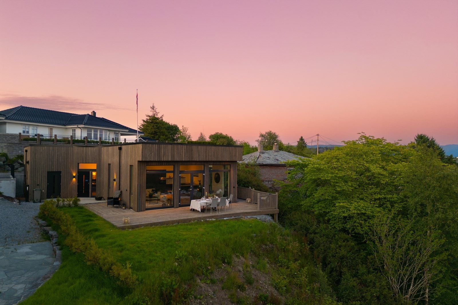 Boligen ligger i rolige omgivelser, perfekt for å nyte solnedganger. Galleribilde