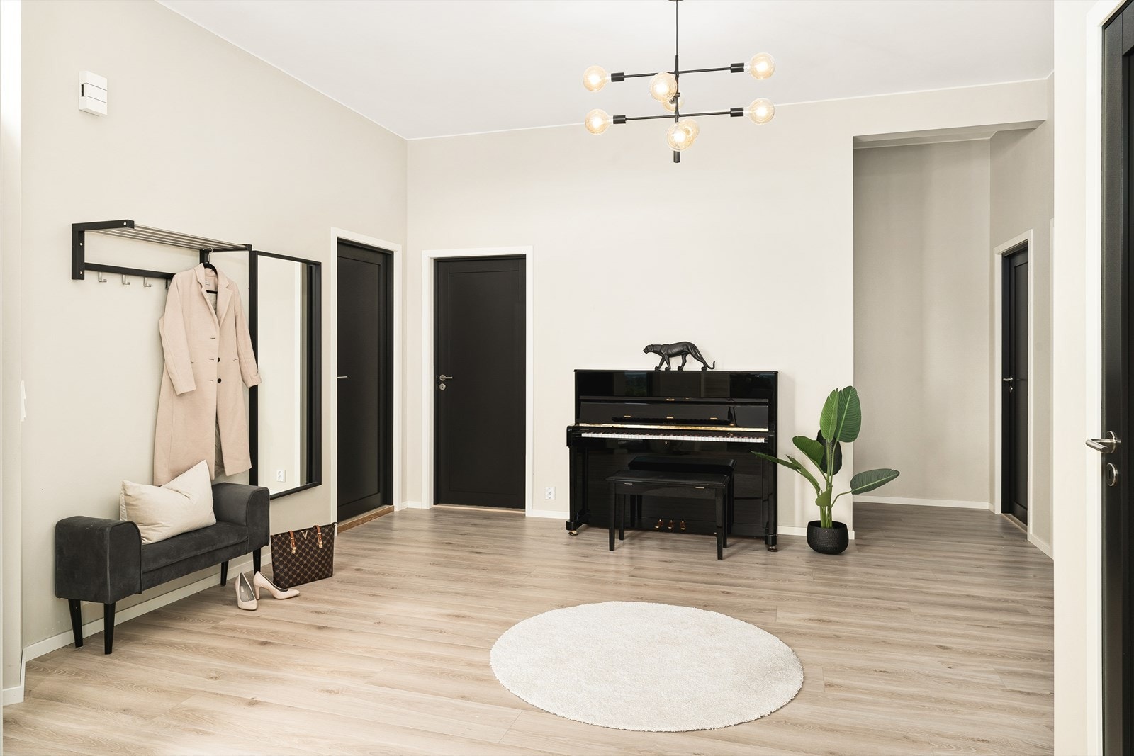 Perfekt for å ønske gjester velkommen i et stilfullt hjem. Plass til å henge fra seg yttertøy og sette fra seg sko. Galleribilde