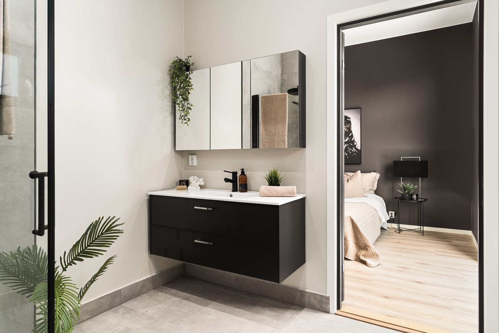 Moderne bad med tilknytning til soverom. Lyst og tidløst design, ideelt for et komfortabelt hjem med gjennomtenkte detaljer. Galleribilde