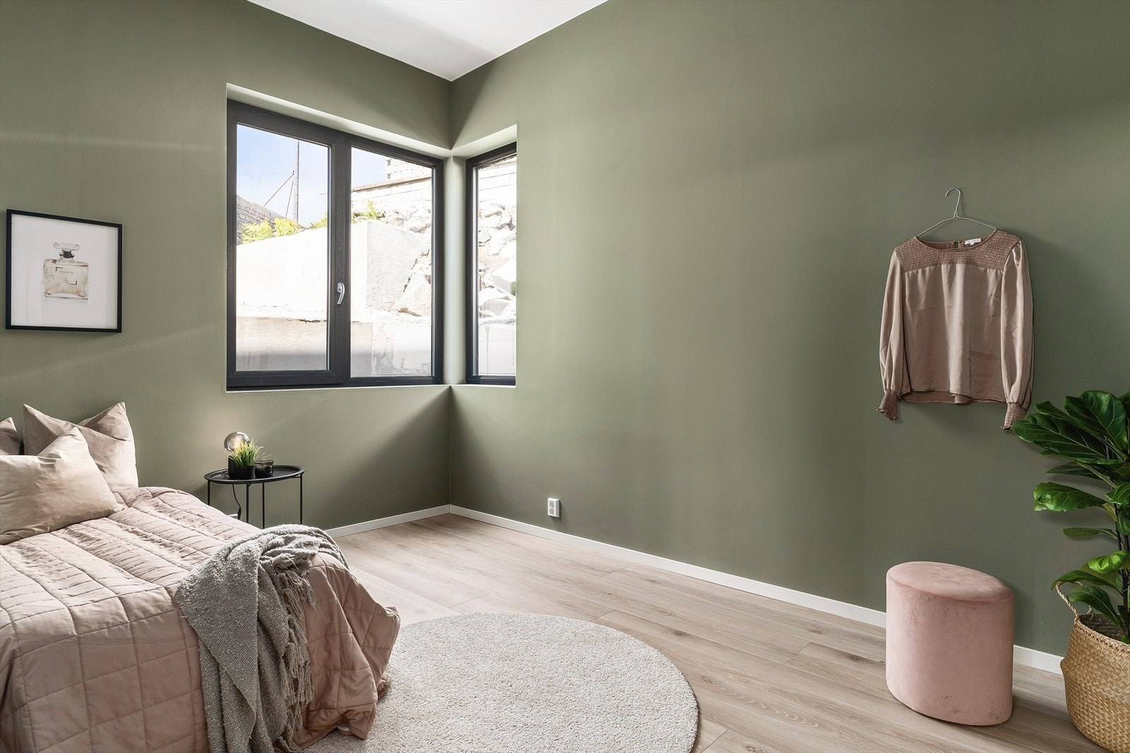 Lyst og innbydende soverom med store vinduer. Moderne fargevalg skaper en rolig og avslappende atmosfære. Galleribilde