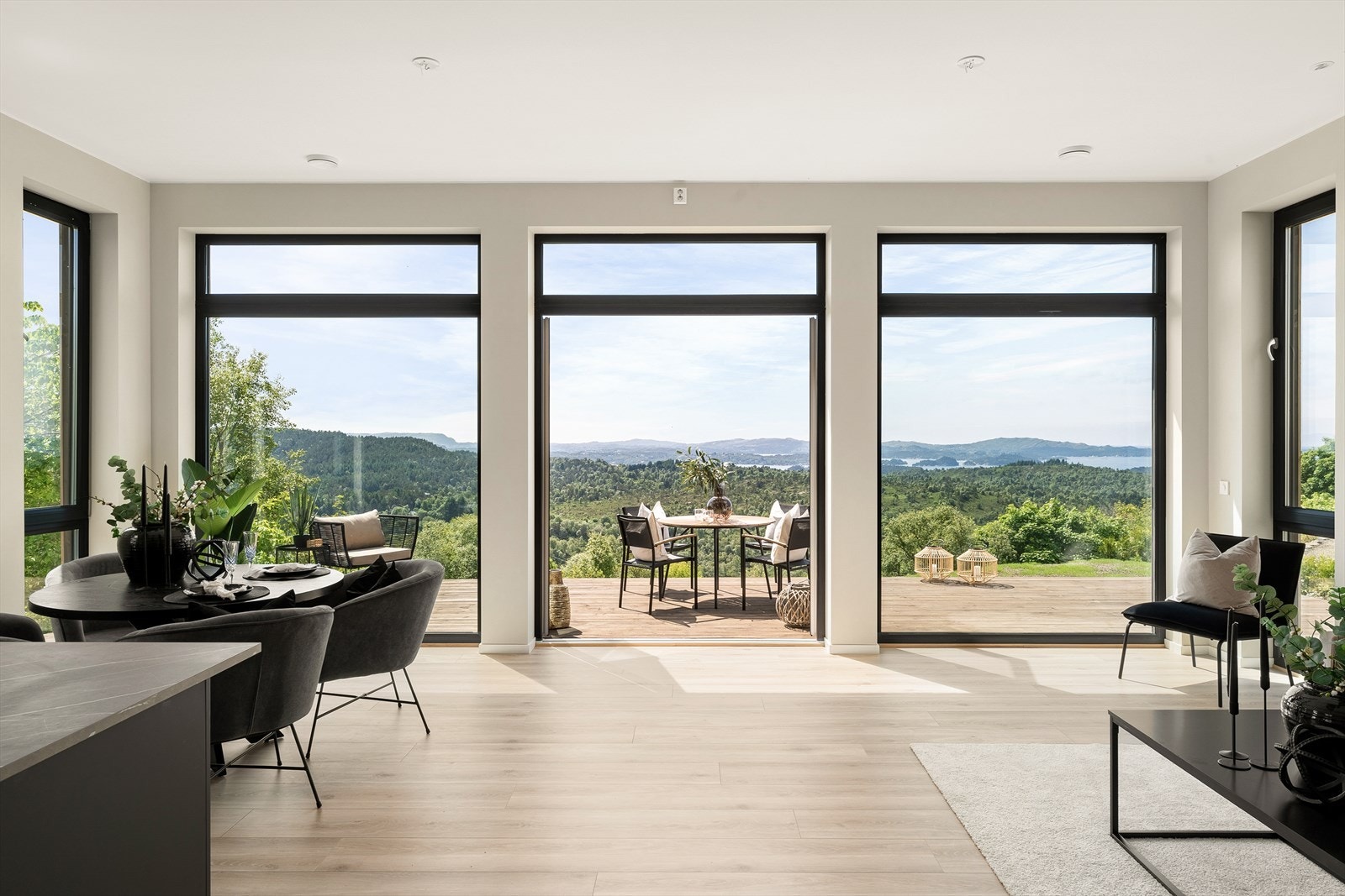 Fantastisk panoramautsikt over vakre, grønne åser og fjorder fra stuevinduene. Galleribilde