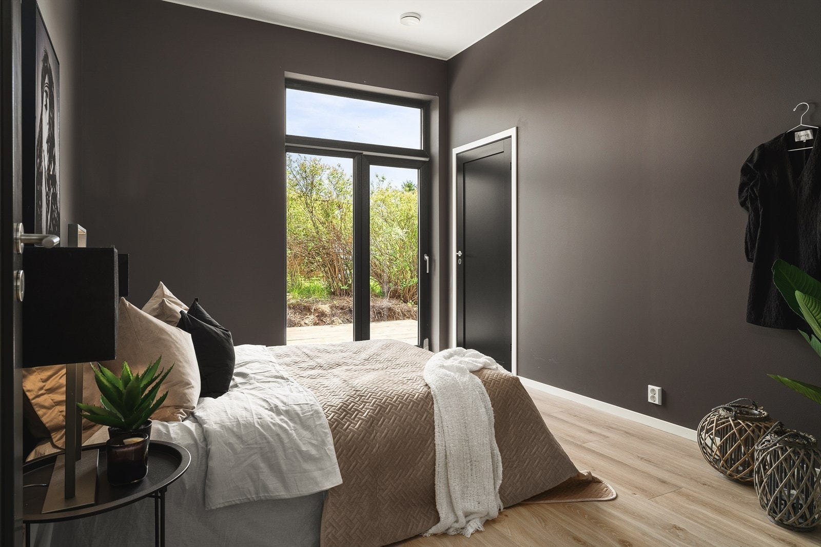 Romslig hoved soverom/ foreldre soverom med direkte utgang til terrassen. Galleribilde