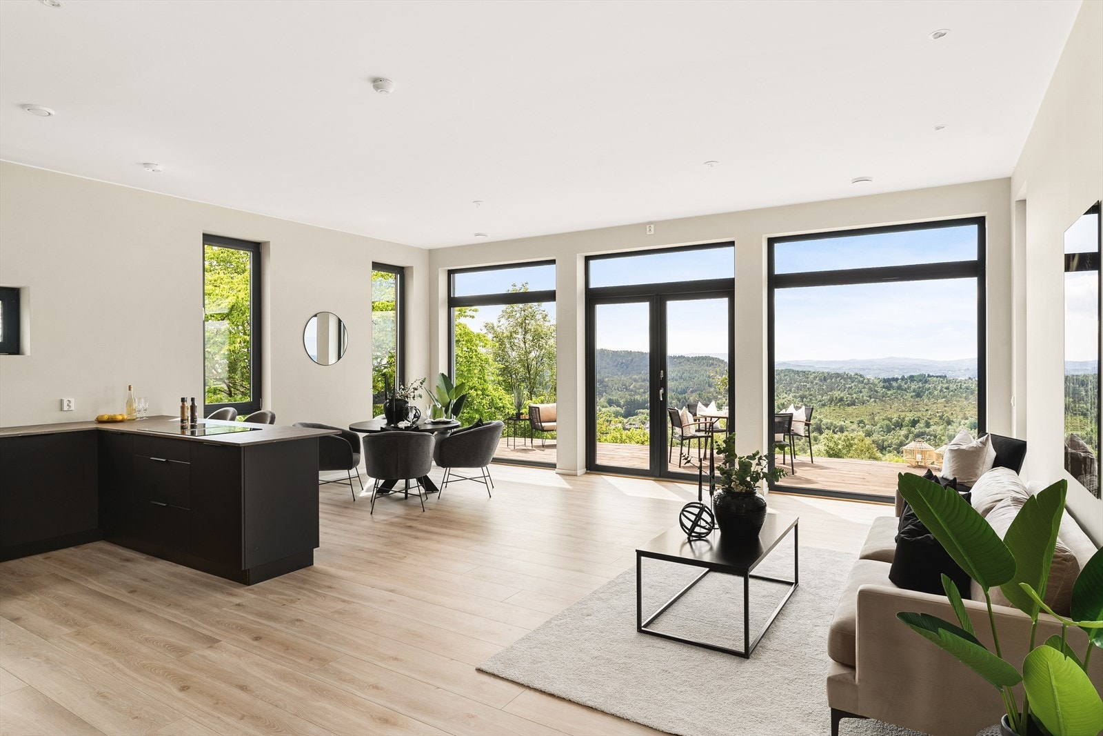 Lys og moderne stue med åpen kjøkkenløsning på 47,8m² Galleribilde