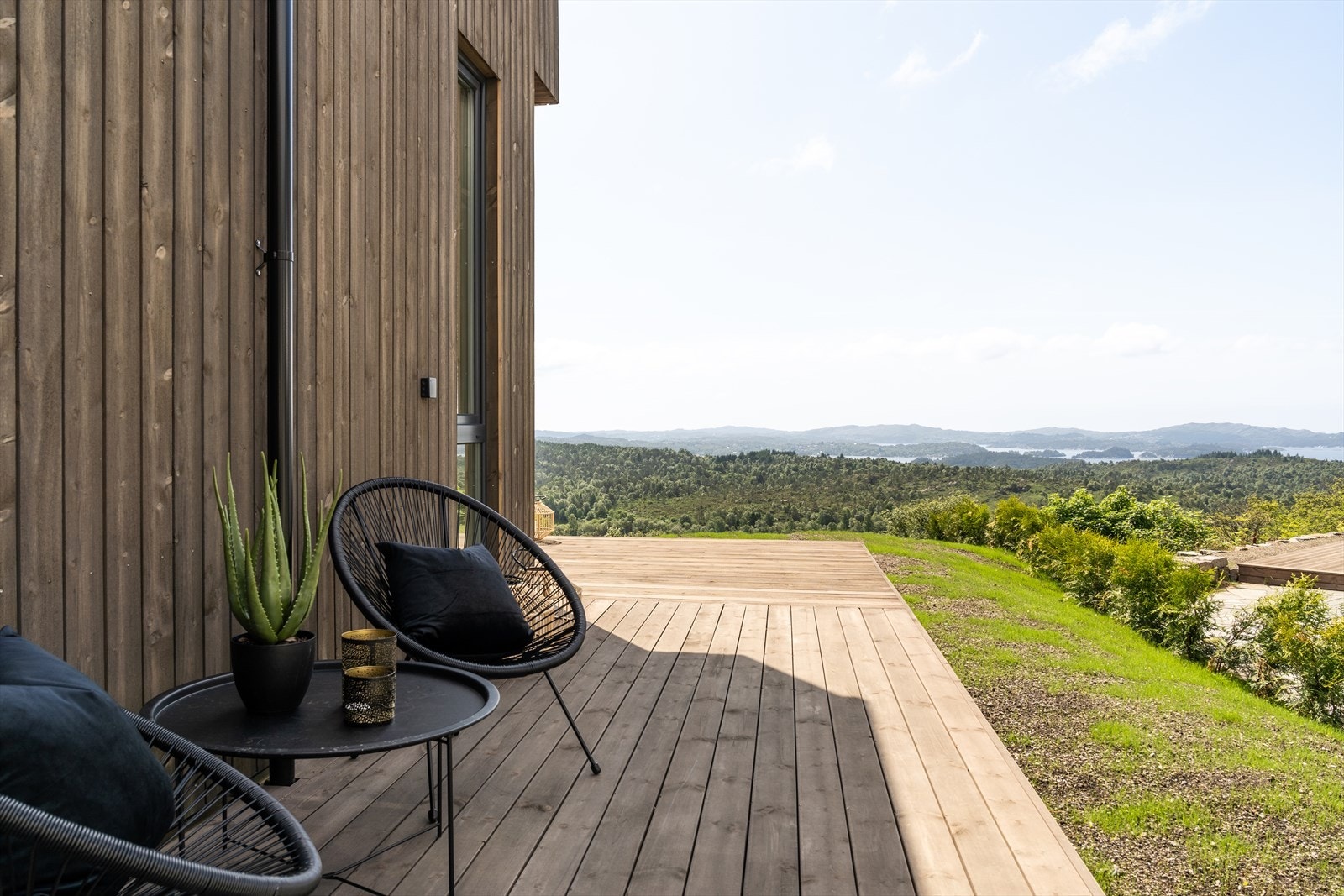Flere uteplasser rundt boligen. Her flytter man seg etter solen. Galleribilde