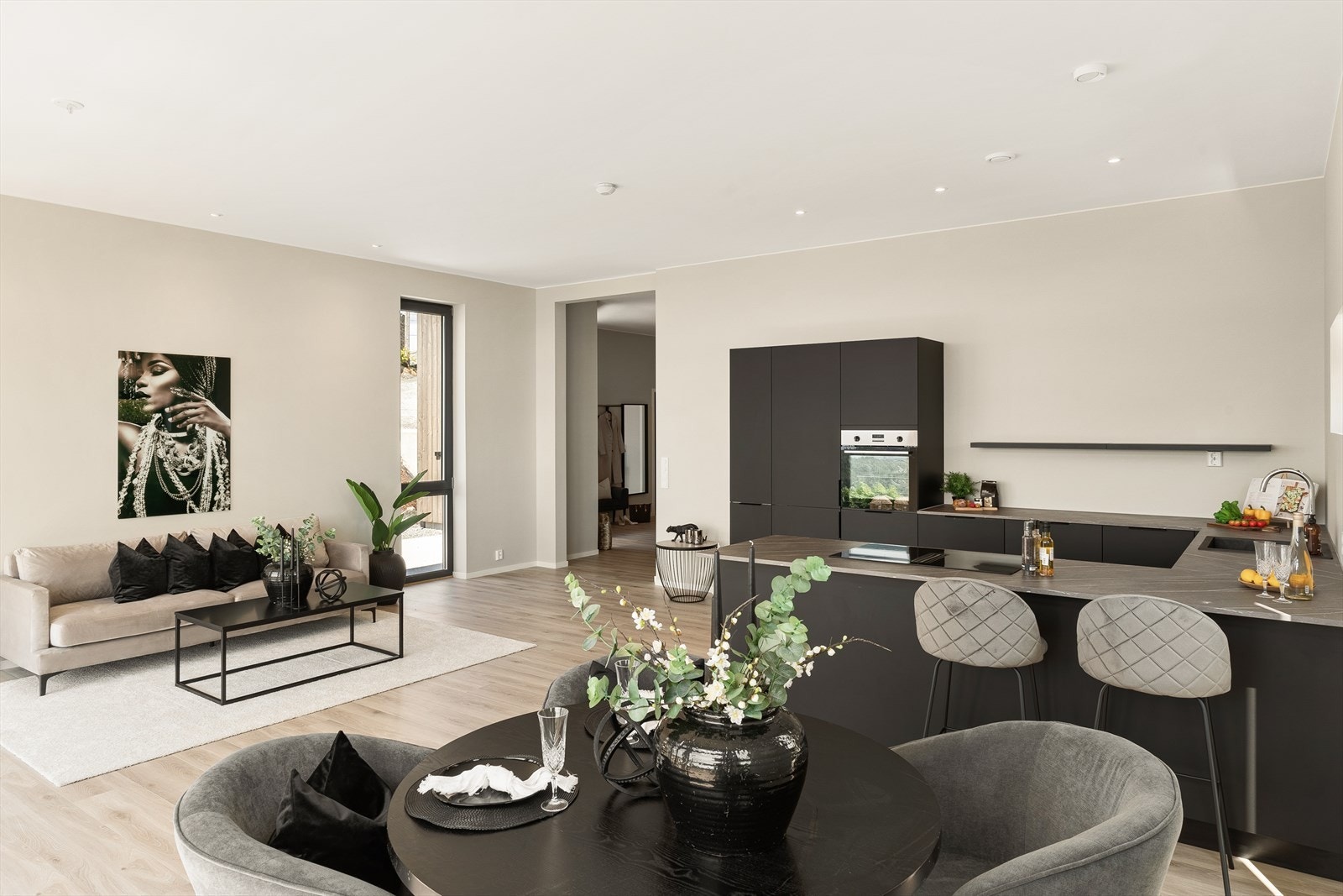 Lys og moderne stue med åpen løsning. Perfekt for sosialt samvær og avslapning i stilfulle omgivelser. Galleribilde