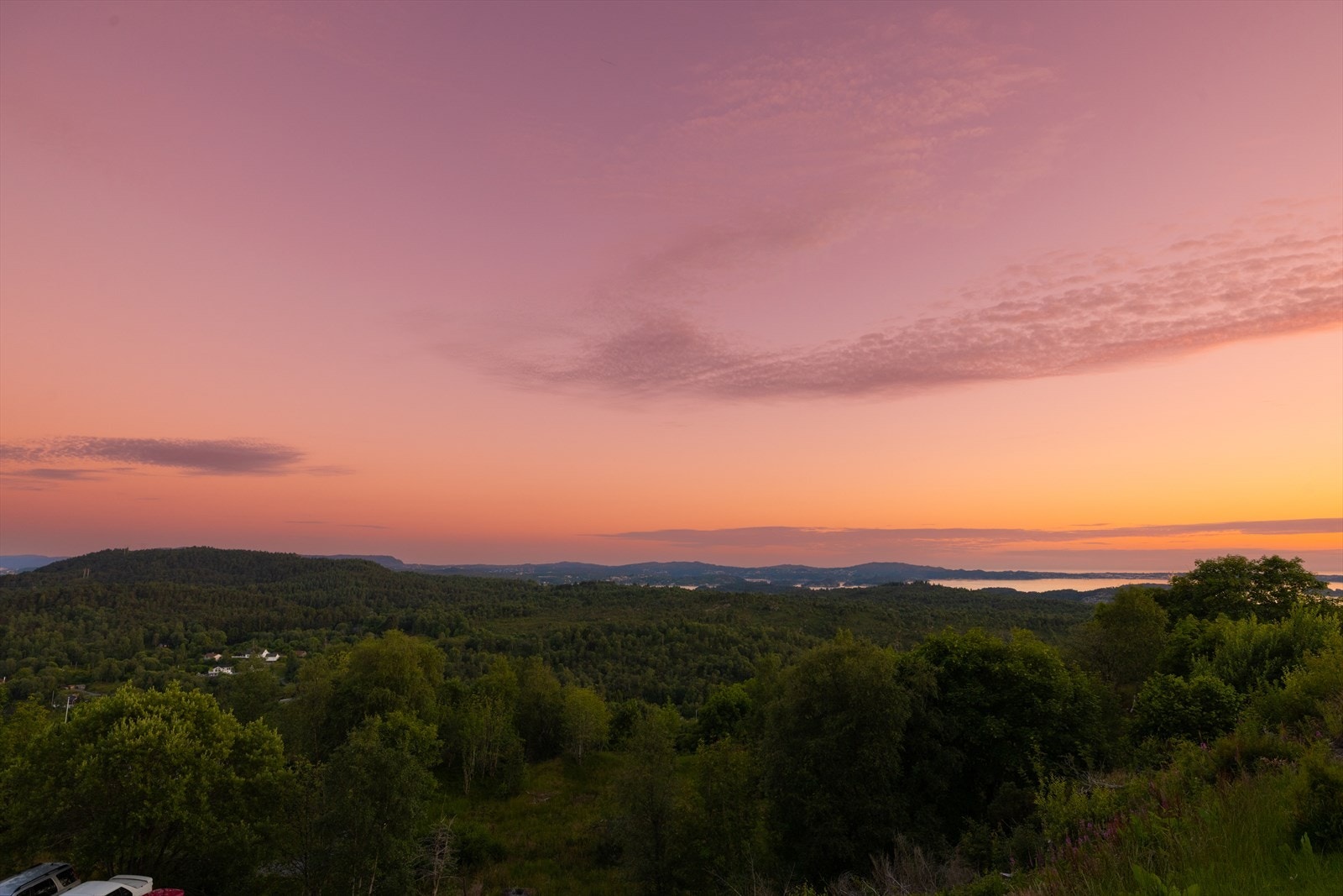 Nyt spektakulære solnedganger fra denne fredelige beliggenheten, omgitt av frodig natur og vakker utsikt over landskapet og nærområdet. Galleribilde