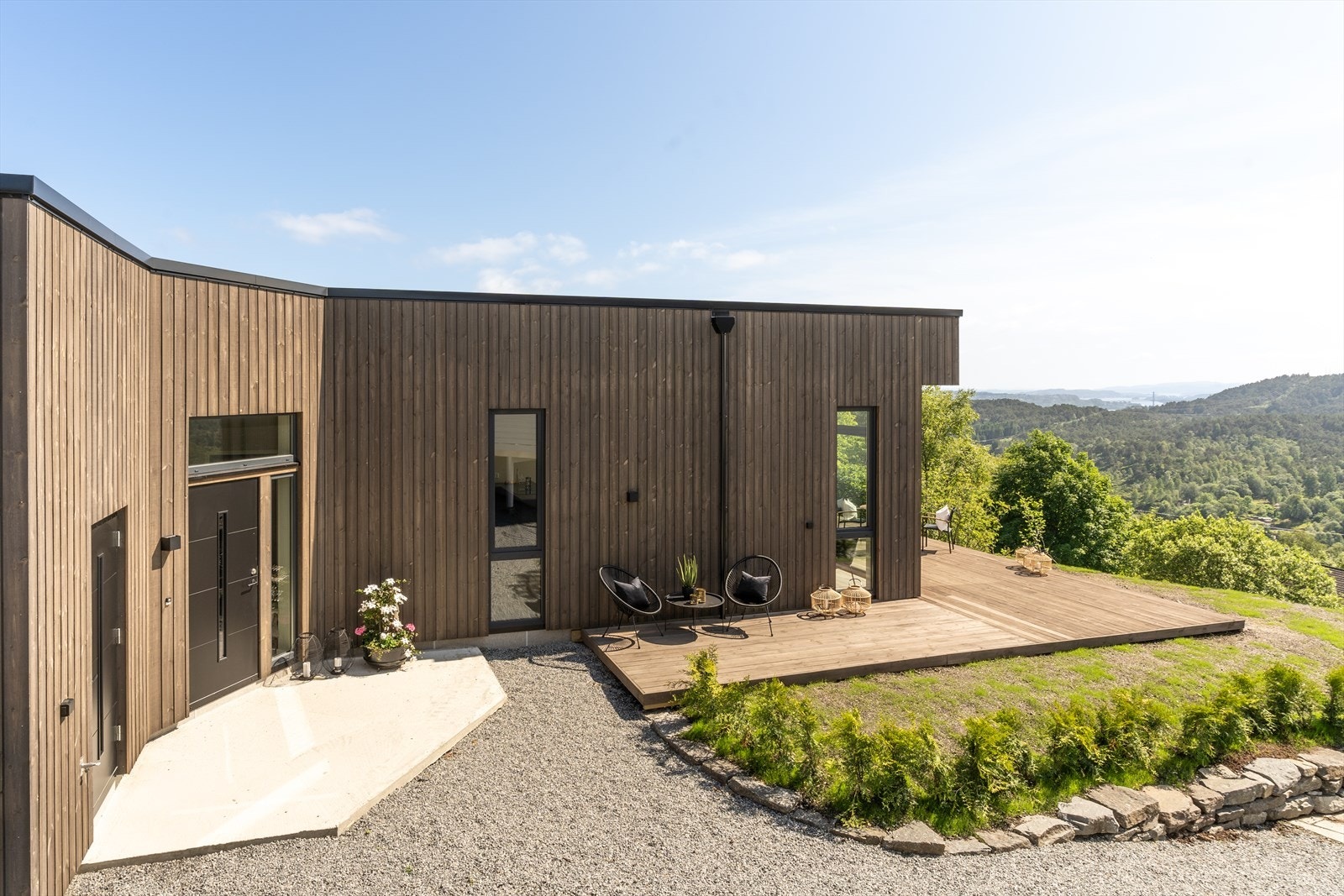Moderne bolig med stilrent design, fantastisk utsikt og romslig terrasse. Beliggende i naturskjønne omgivelser. Galleribilde
