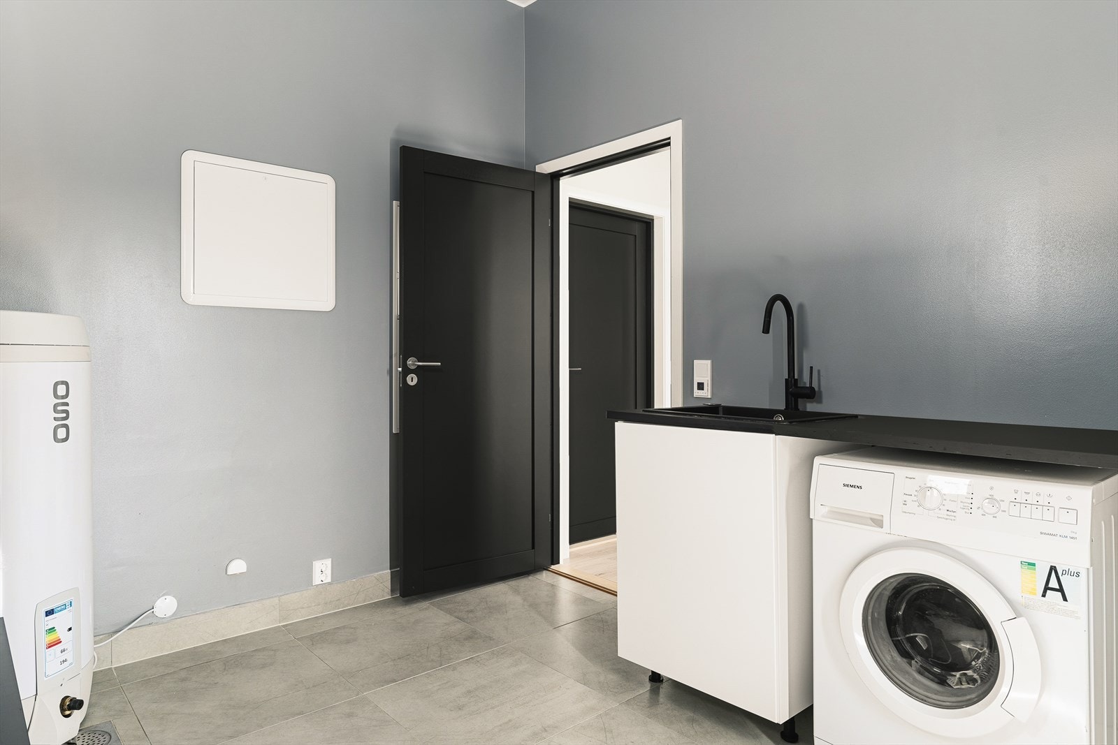 Praktisk med eget vaskerom. God plass til oppbevaring og vaskemaskin. Perfekt for en effektiv hverdag. Galleribilde