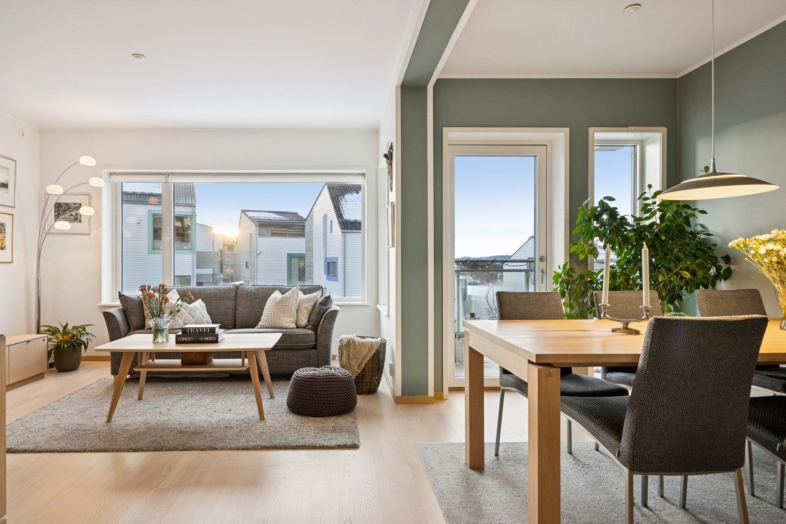 Med sine tre soverom, to baderom & separat vaskerom, og to stuer har man rikelig med boltreplass. Galleribilde