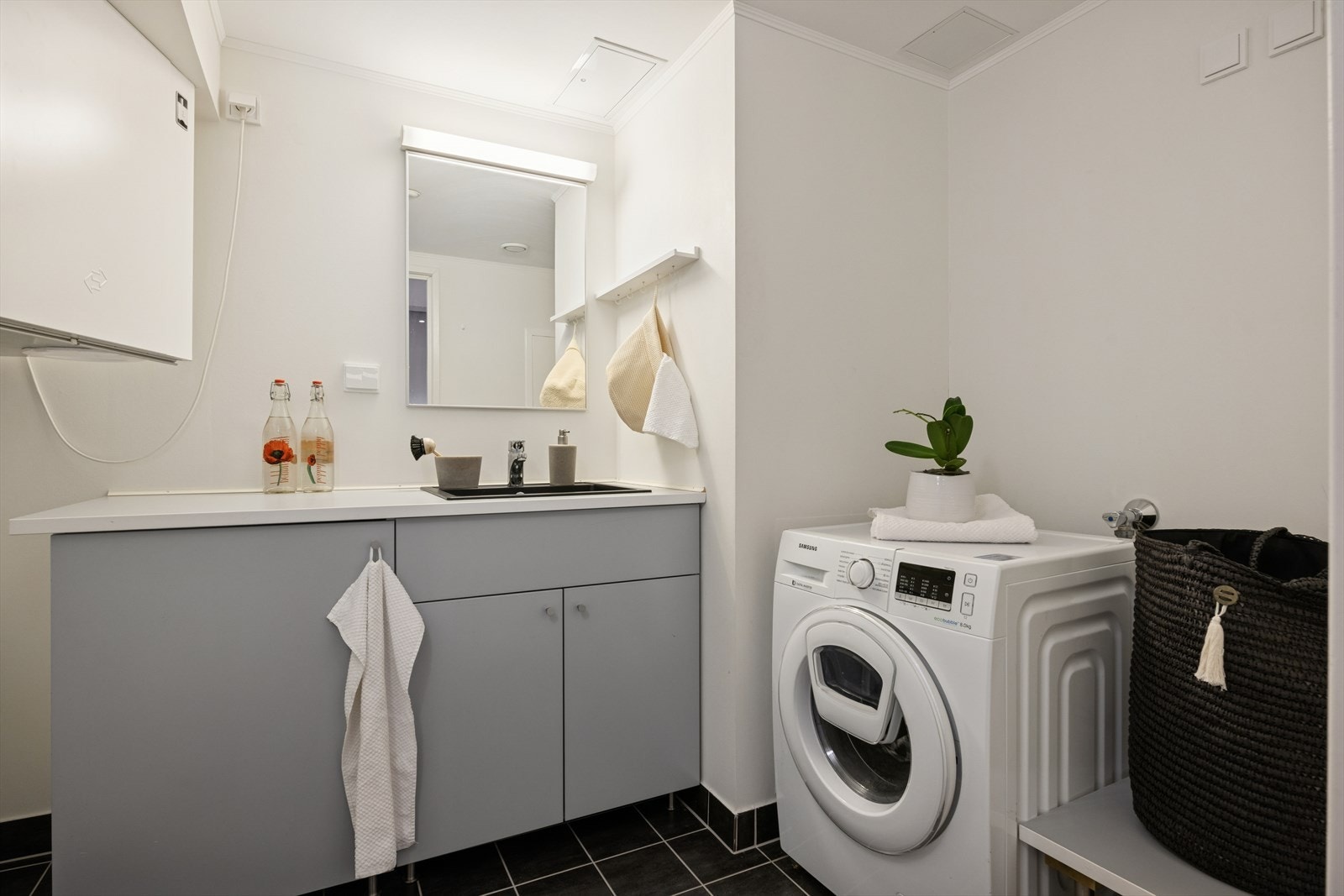 Vaskerommet er på 5,3 m² og har praktisk innredning. Plassert i entreen. Galleribilde