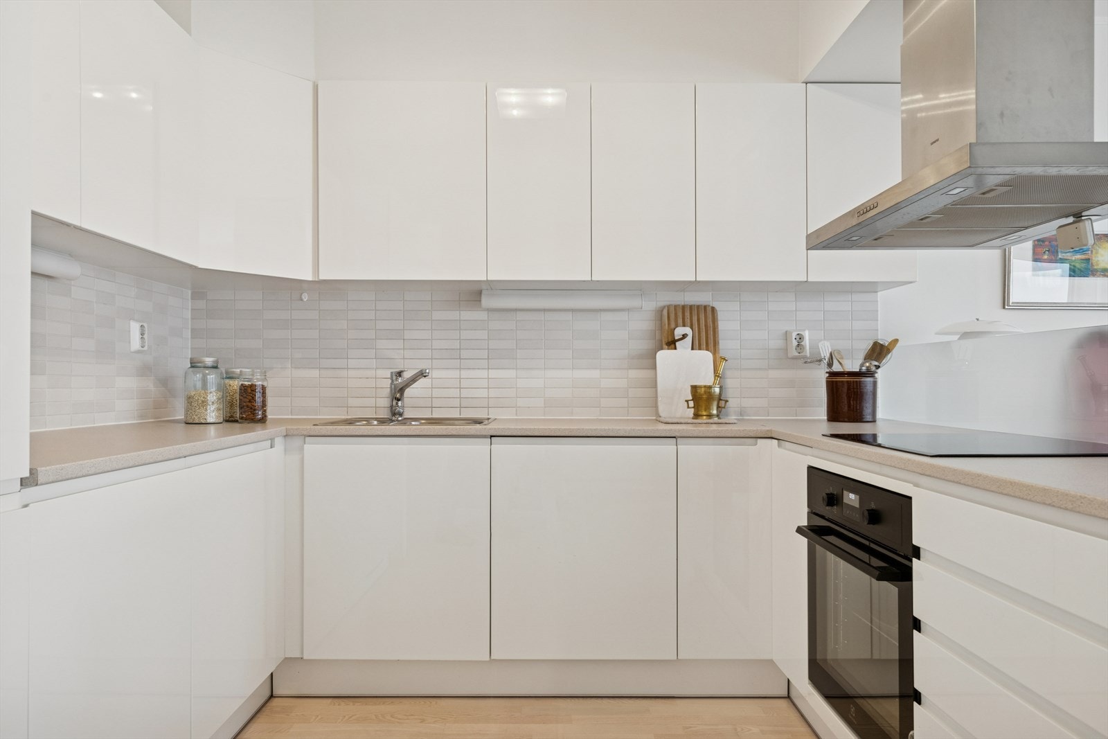 Integrerte hvitevarer: Kombiskap, oppvaskmaskin, platetopp og stekeovn. Det er etablert både komfyrvakt over stekesonen og lekkasjevakt under skrog med vanninstallasjoner. Galleribilde