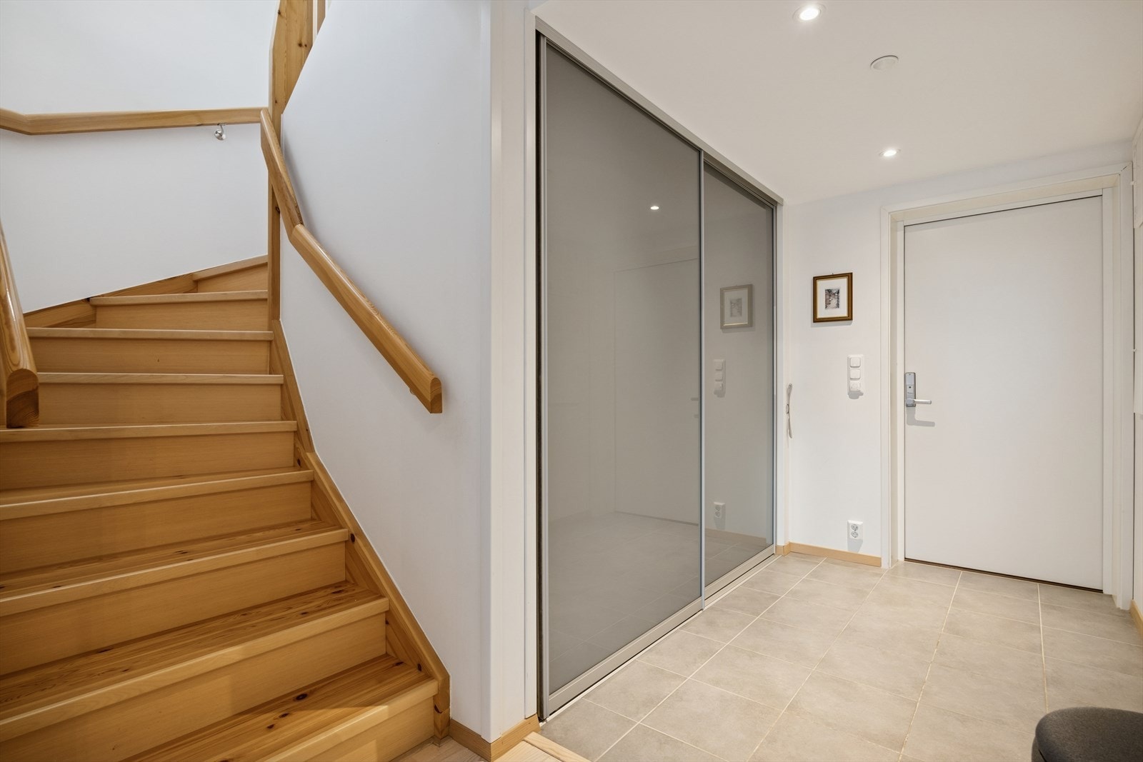 Flislagt entre med trapp opp til toppetasjen. Varme i gulv, downlights og romslig skyvedørsgarderobe. Galleribilde