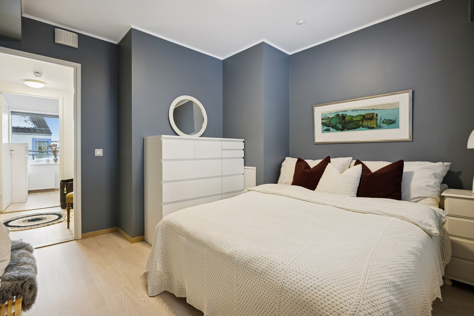 Det største soverommet i hovedetasjen er på 10,3 m². Her er det god plass til dobbeltseng og annen ønsket innredning. Dette rommet er også tilknyttet omkledningsrom på 3 m². Galleribilde