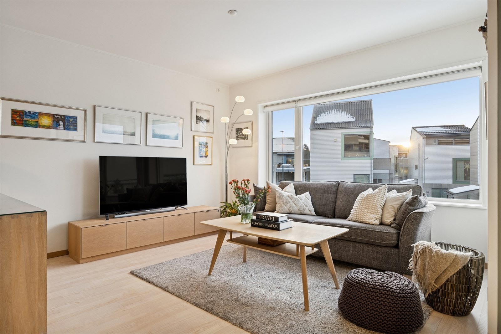 Stue- og kjøkkenløsningen i hovedplanet er på 33 m². Store vindusflater og utgang til balkong med ettermiddagssol. Galleribilde