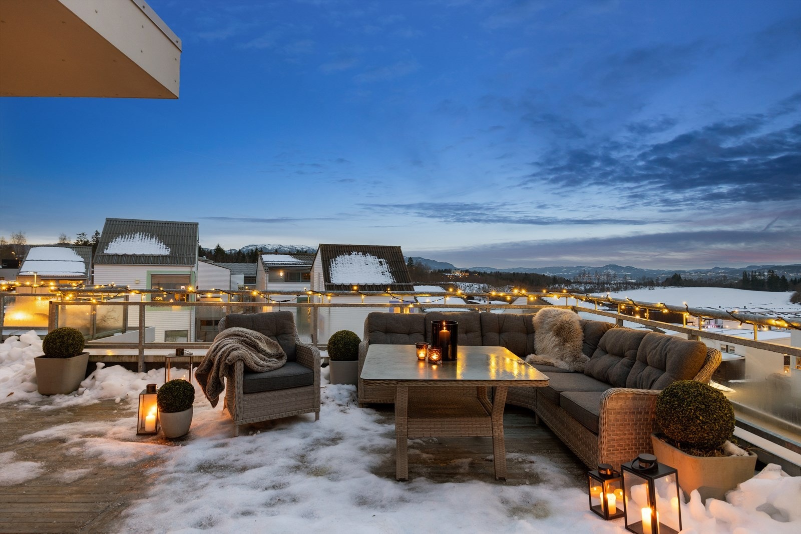 Takterrassen følger ettermiddags- og kveldssolen godt og har flere soner man kan innrede. Galleribilde