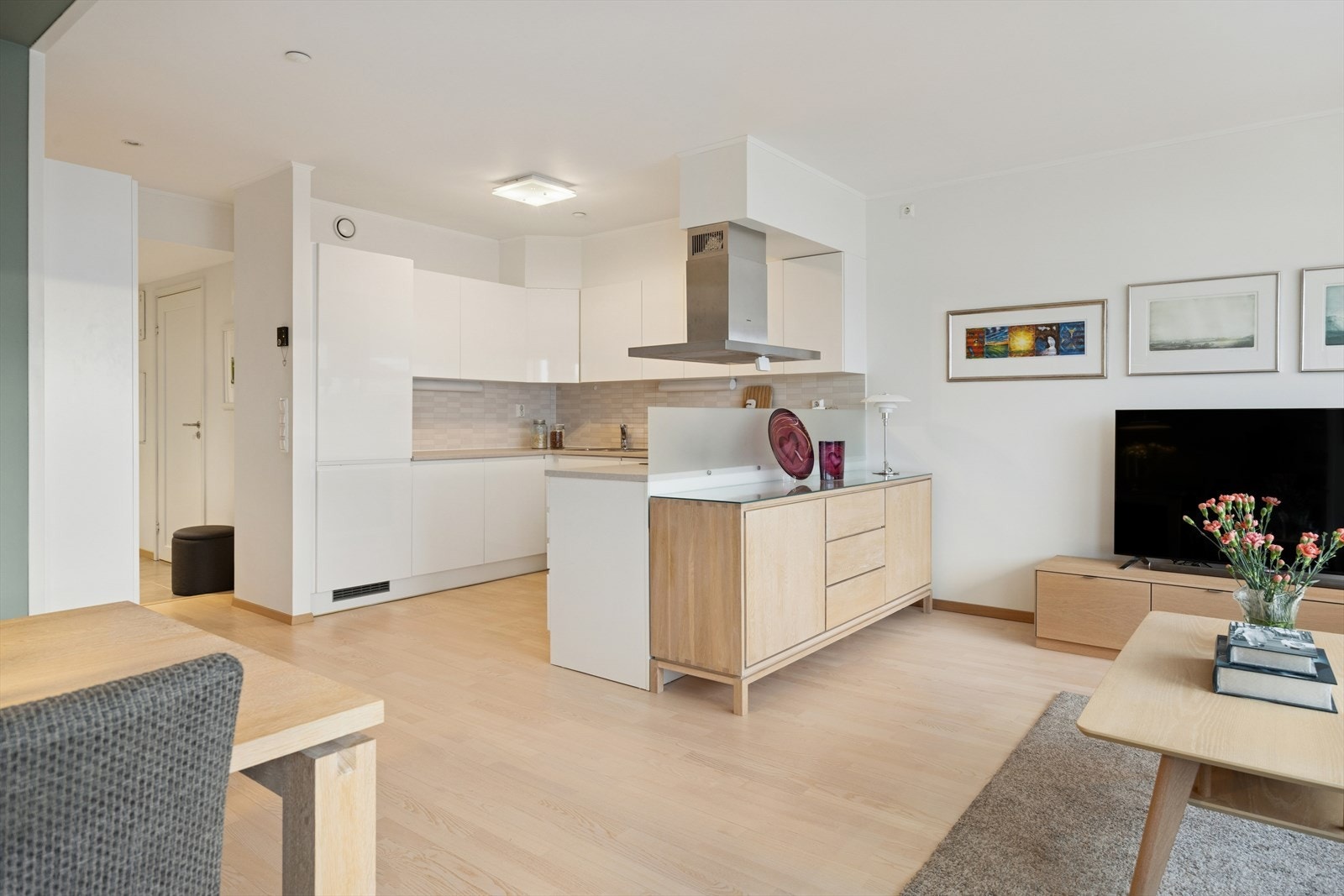 Kjøkkenet er fra byggeår og er gitt TG1 av takstmann. Folierte skrog med slette fronter og laminert benkeplate. Flis på vegg over benkeplate. Galleribilde