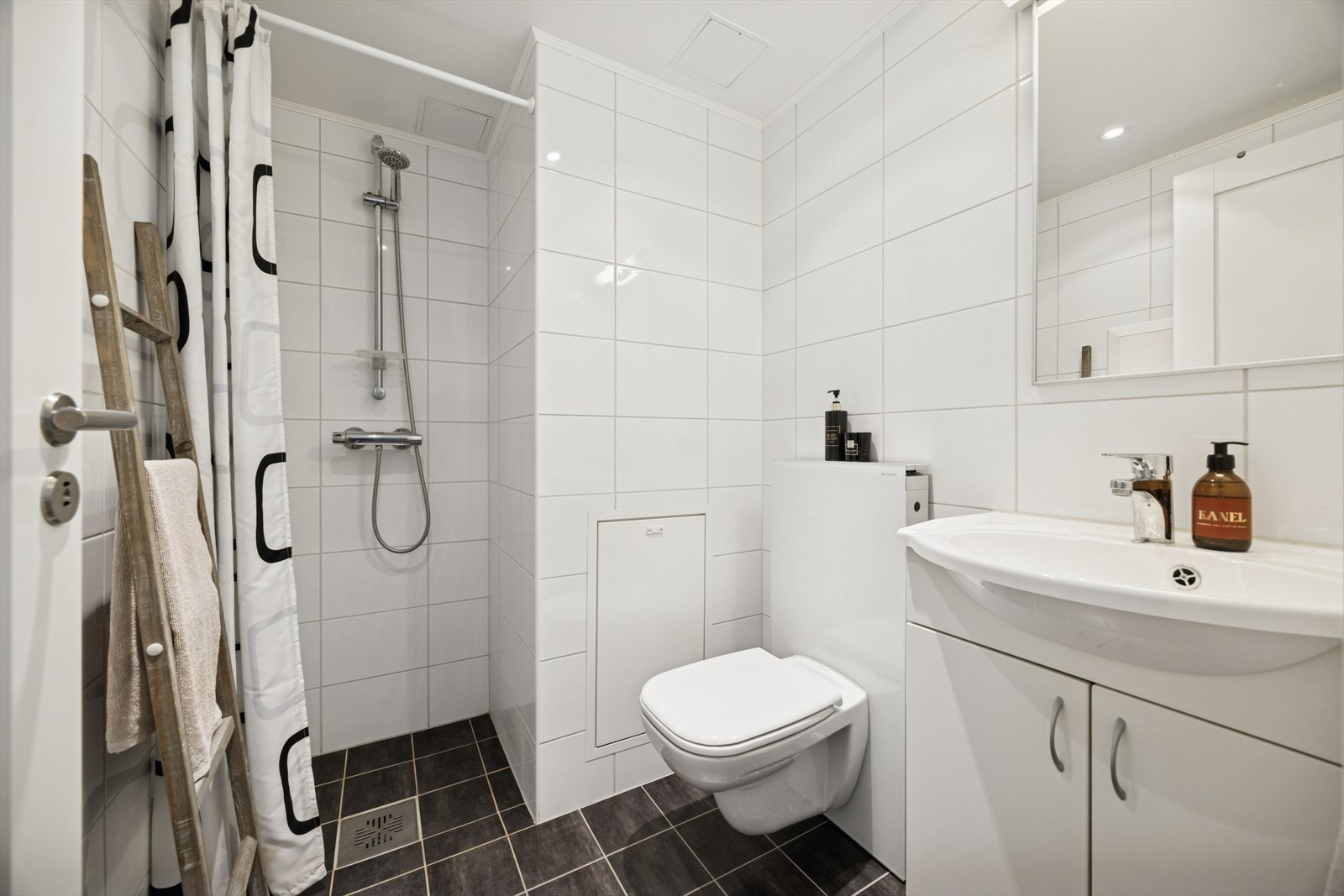 Baderommet i toppetasjen er på 2,8 m² og er også gitt TG1 av takstmann. Begge bad har varme i gulv og er i tidsriktige farger. Galleribilde