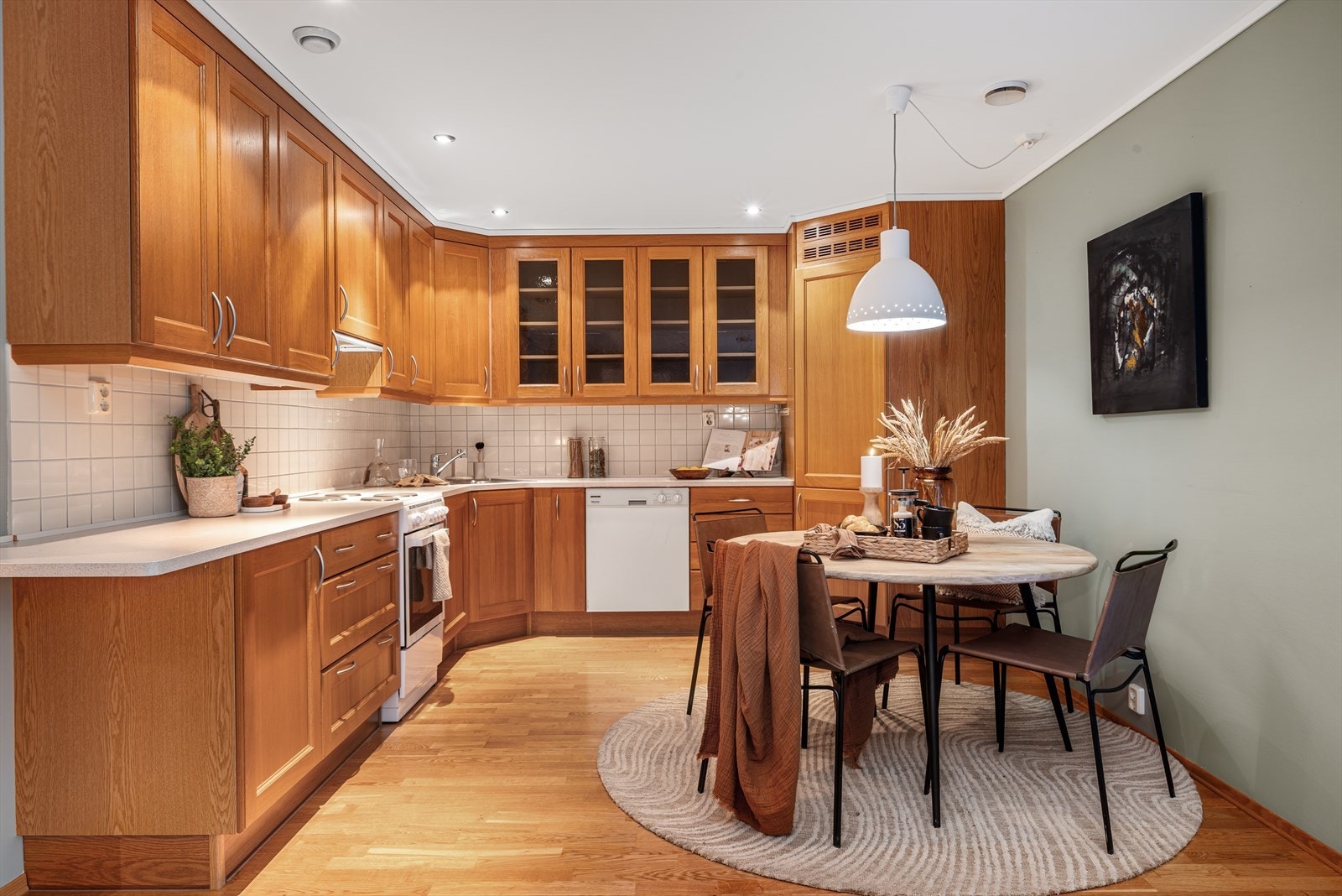 Hjertet i leiligheten er et stort og solid kjøkken med plass til spisegruppe. Galleribilde