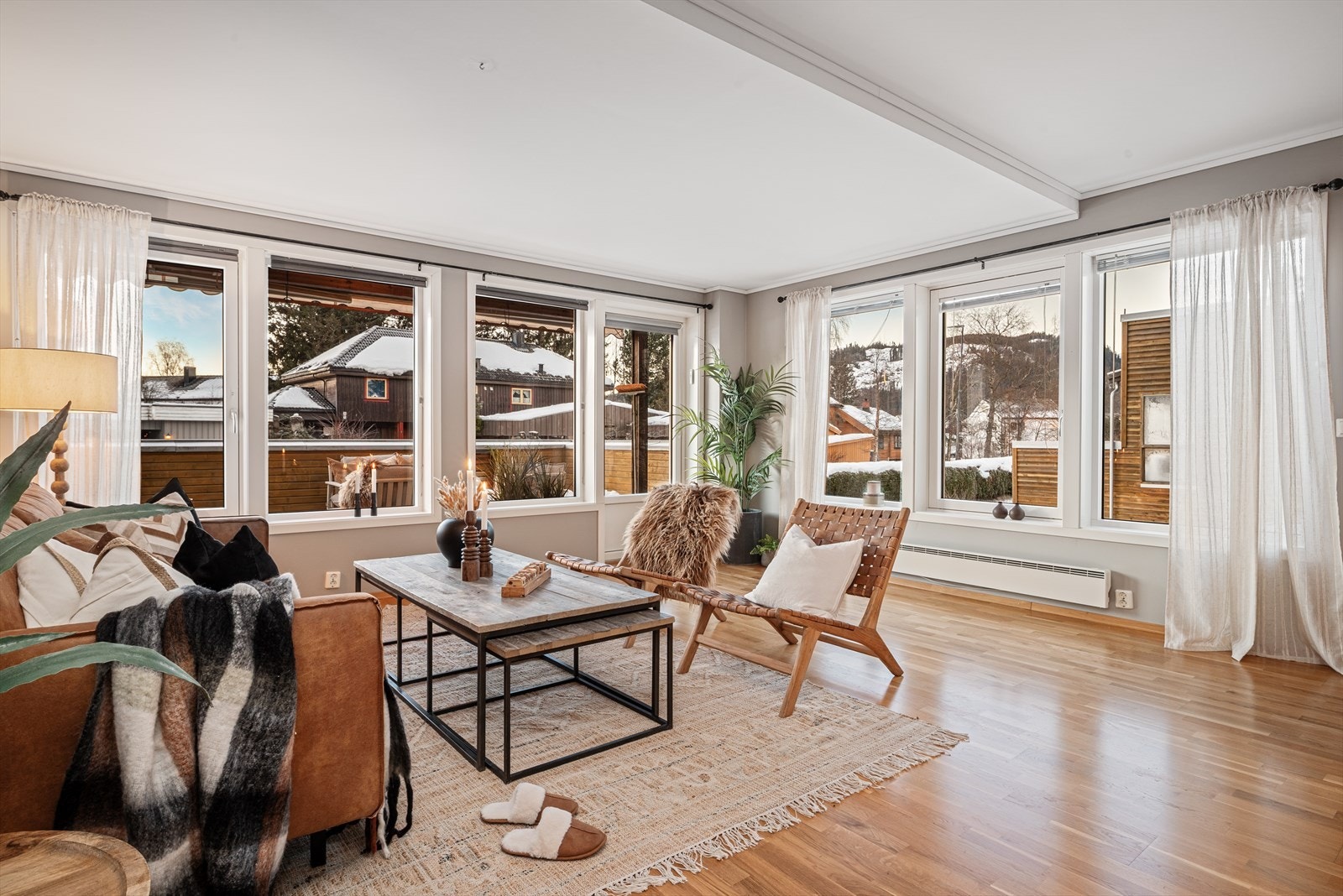 Romslig 3-roms leilighet med fin planløsning og store vindusflater som gir rikelig med lys. Galleribilde