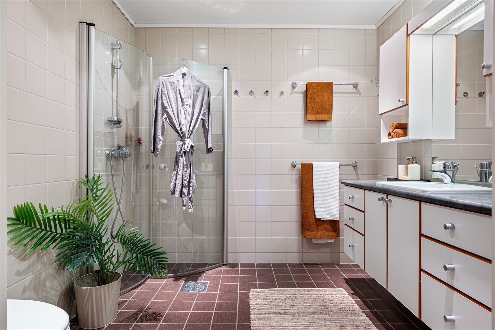 Delikat bad med flis på gulv og vegger. Varme i gulv. Galleribilde