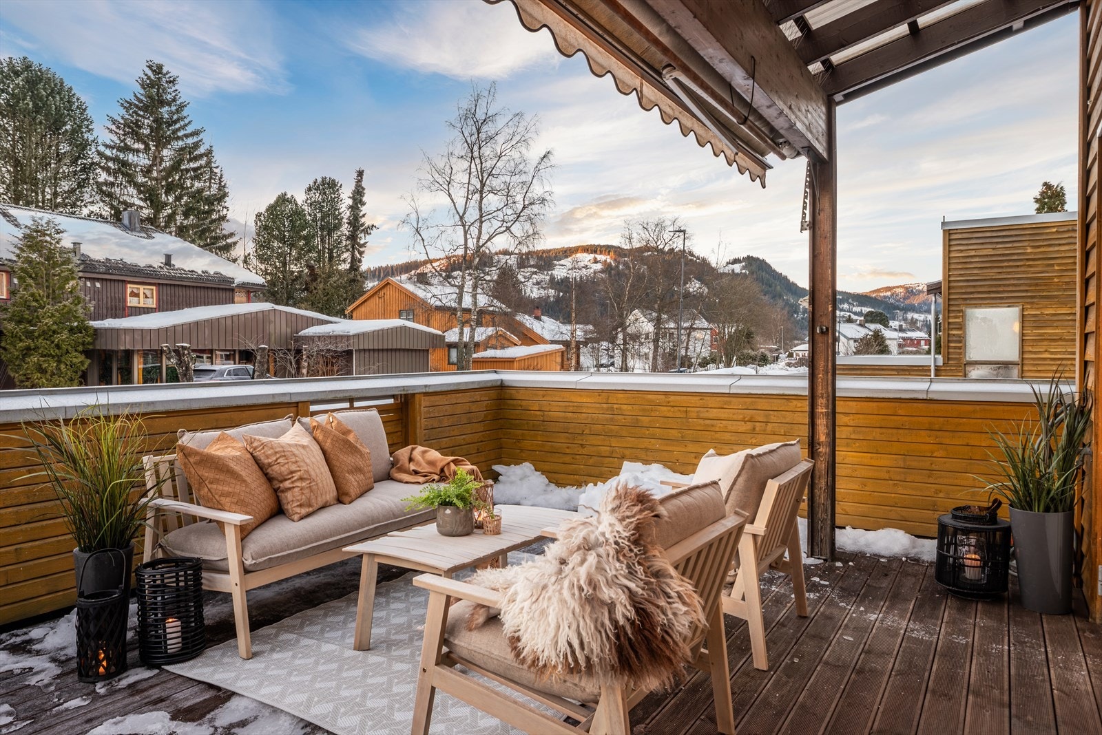 Fra stua har man tilgang til en sørvendt altan på ca. 22 kvm, delvis overbygd og med markise for ekstra skjerming. Galleribilde