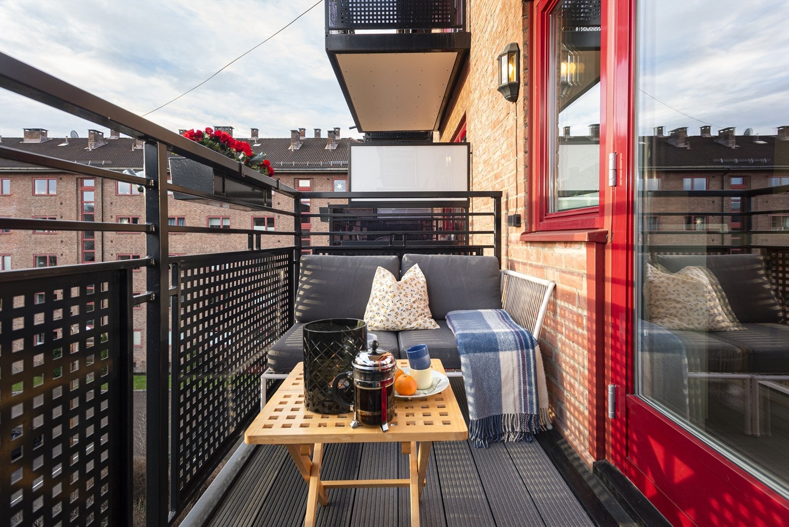 Leiligheten holder gjennomgående moderne og pen standard på flater og innredninger. Galleribilde