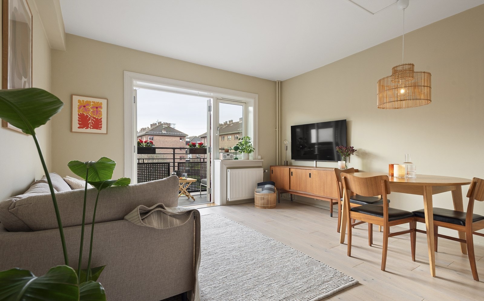 Åpen stue- og kjøkkenløsning med gode innredningsmuligheter. Galleribilde