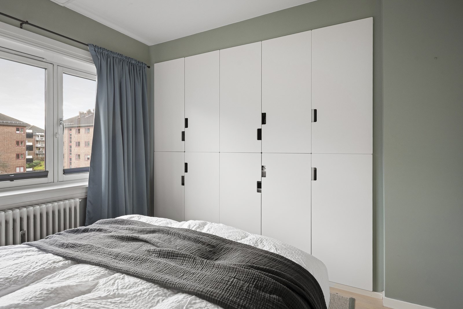 Innebygd garderobeskap med god plass. Galleribilde