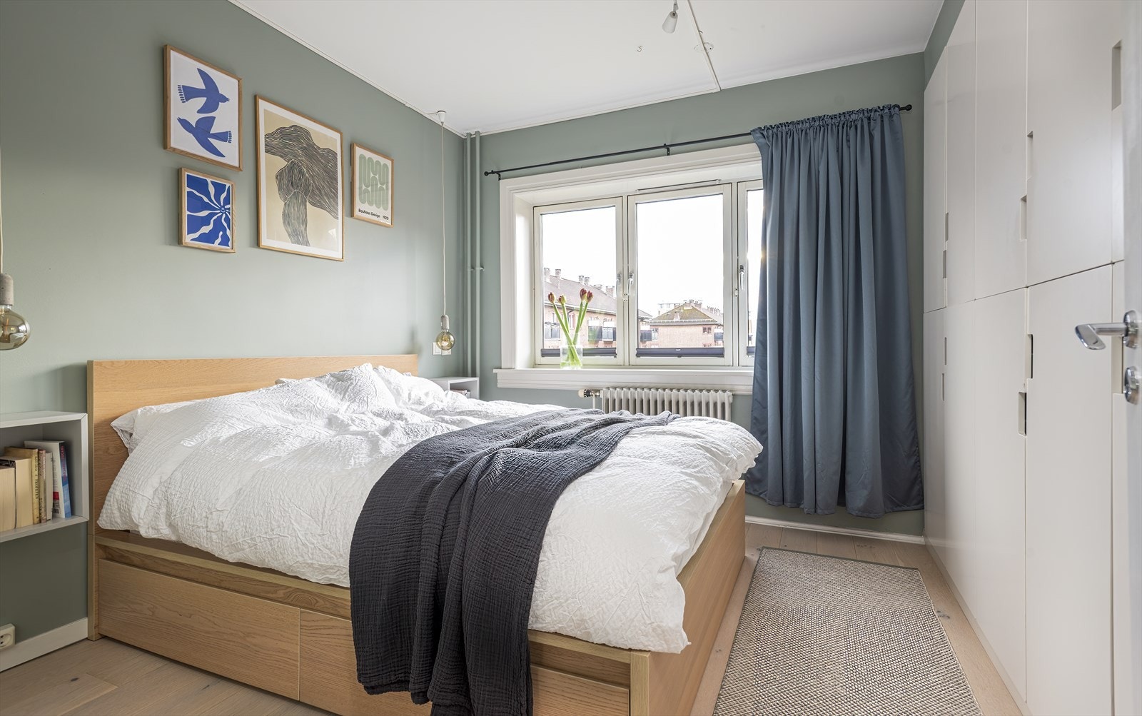 Romslig soverom med rikelig integrert garderobe. Galleribilde