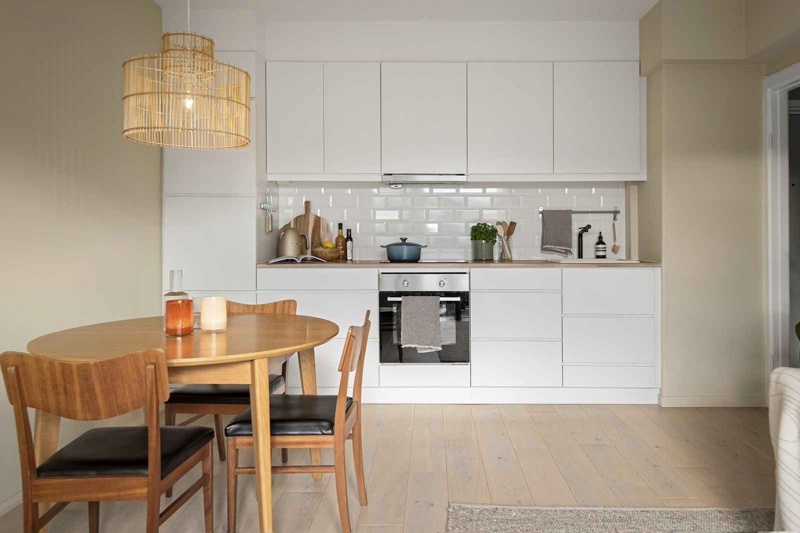 Kjøkkenet er utstyrt med integrert kjøleskap, fryser, komfyr, platetopp og oppvaskmaskin. Galleribilde