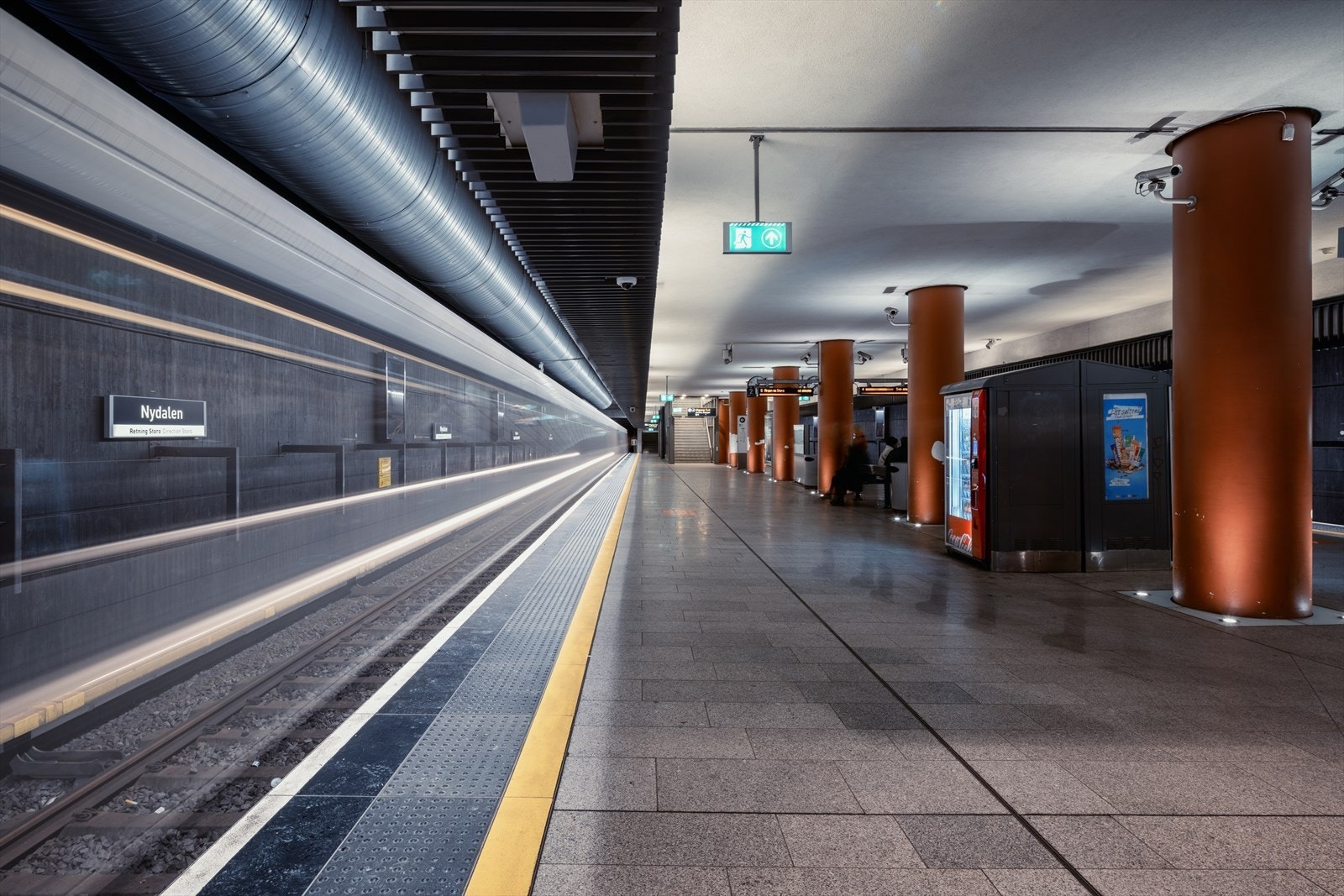 Kollektivtilbudet er svært godt: Busstopp i Badebakken med rute 37 og 54 samt nattbusser, T-bane i Nydalen (linje 4 og 5) og trikk ved Sandaker senter og Storo. Galleribilde