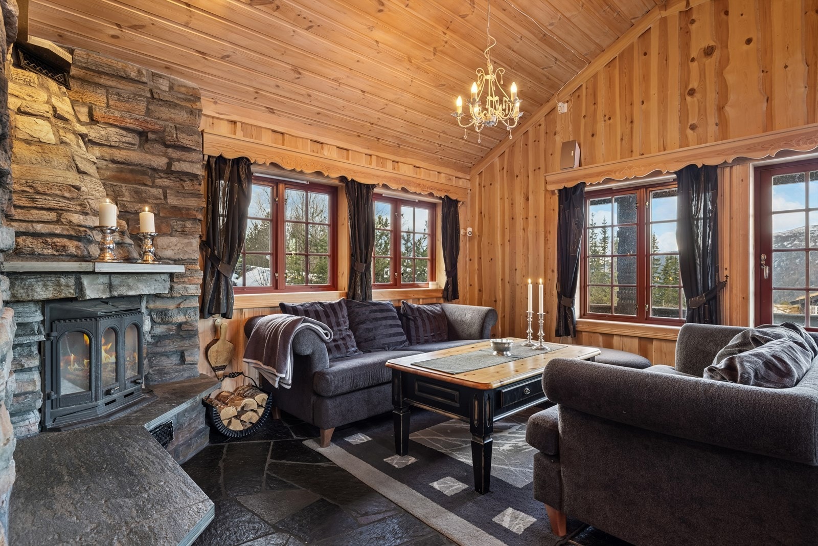 Her er det flotte skifergulv og villmarkspanel på vegger i oppholdsrom. Galleribilde