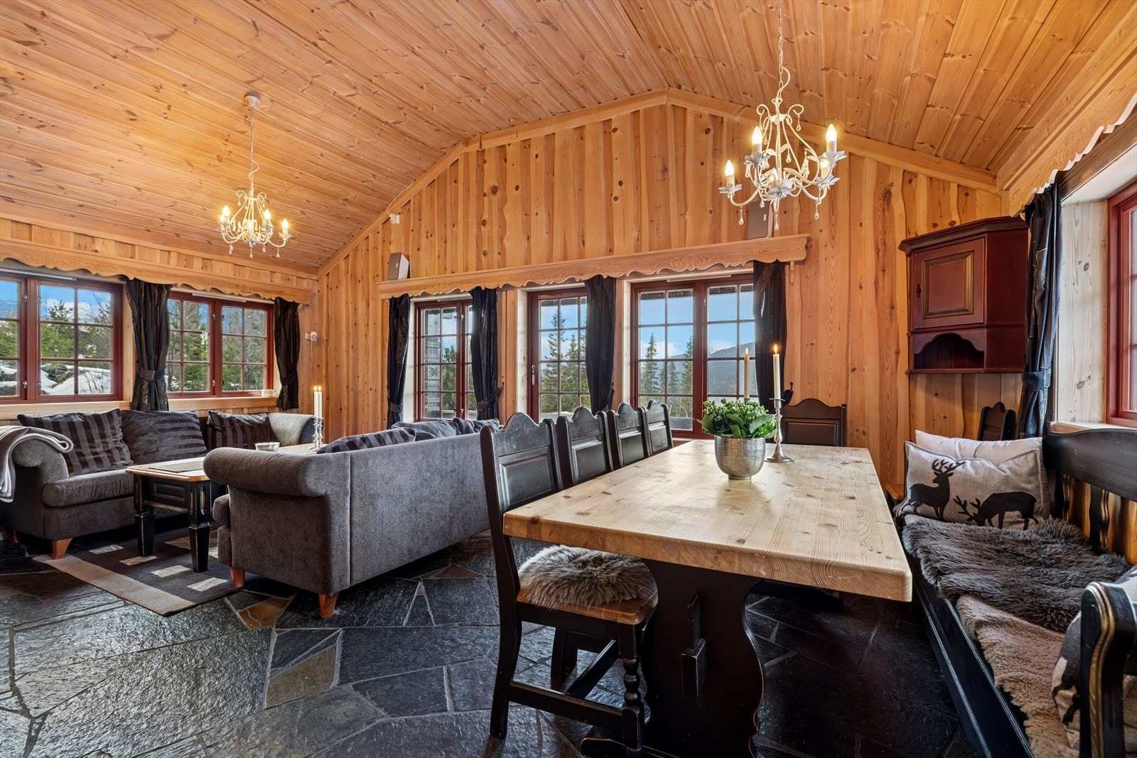 Fra stuen er det utgang stor terrassse. Galleribilde