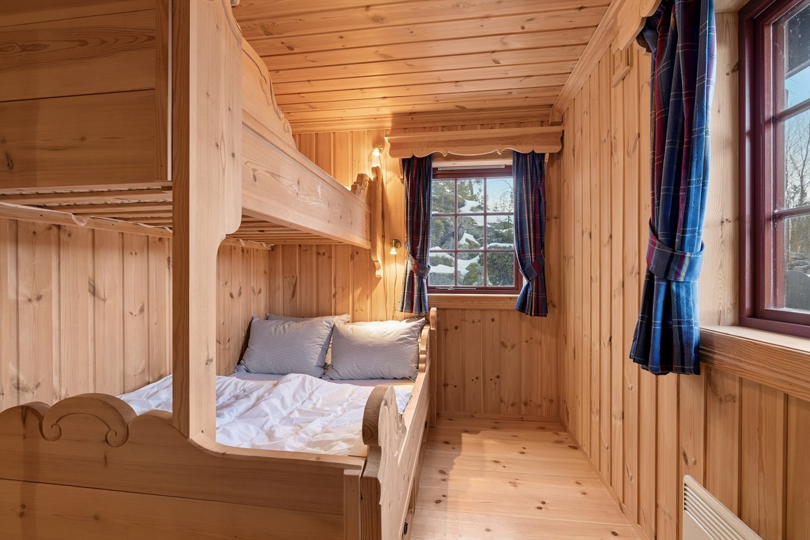 Soverommene har god plass til plass bygd køyeseng, tilhørende møblement og oppbevaring. Galleribilde