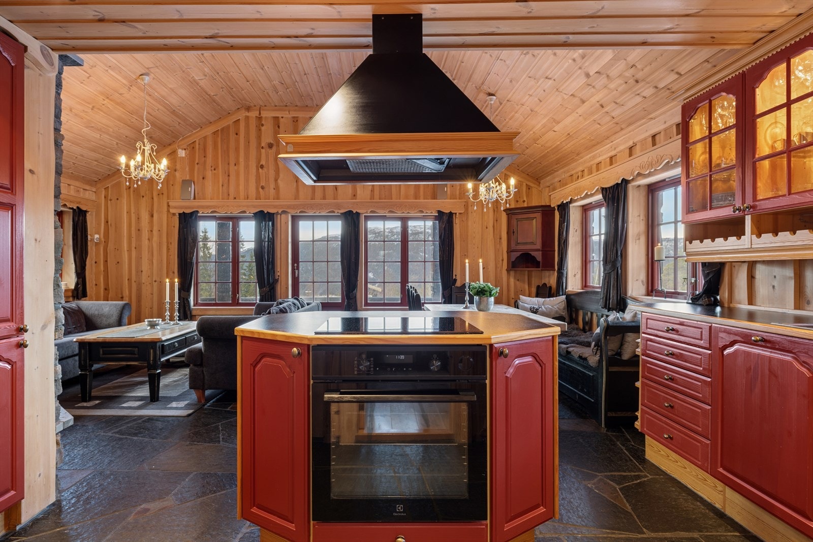 Det er åpen stue og kjøkkenløsning som gjør rommet mer sosialt. Galleribilde