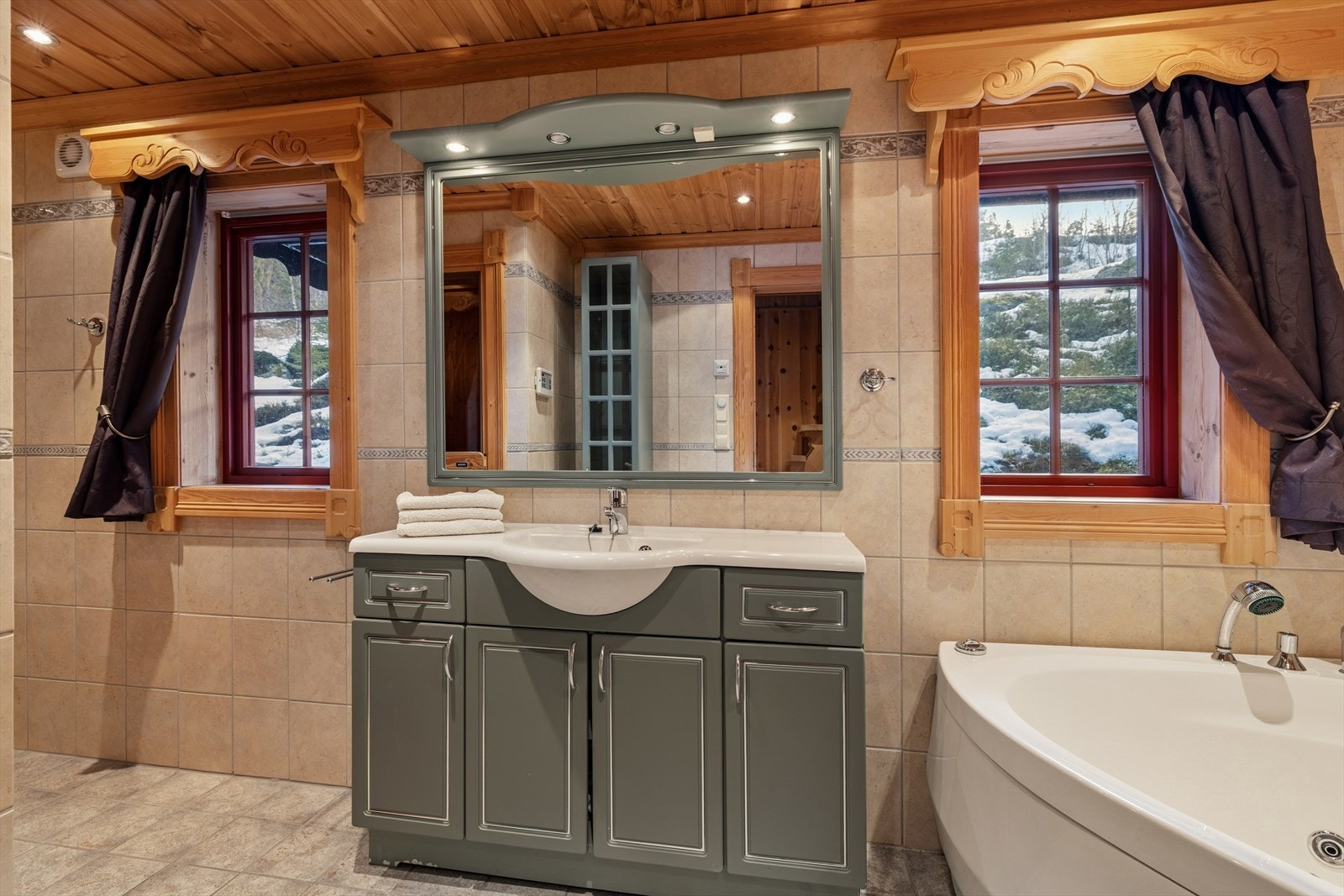 Flislagt baderom fra 2002 med behagelig gulvvarme, samt trepanel og innfelte spotter i himlingen. Galleribilde