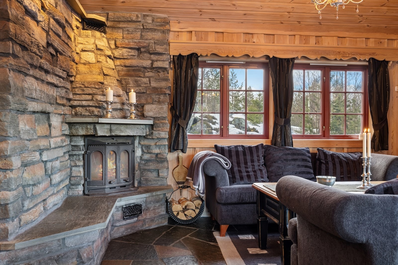 Den plassbygde peisen med innsats sørger for hygge og varme på kalde dager. Galleribilde