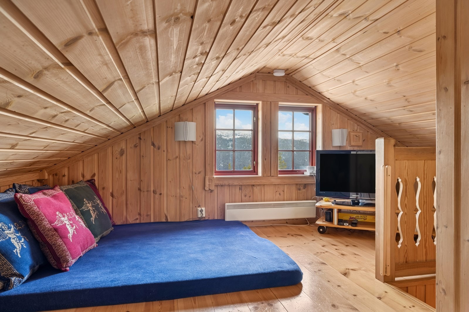 Hytta er innredet med en hems, men den er ikke godkjent for opphold da takhøyden ikke er mer enn 1,7 meter. Galleribilde