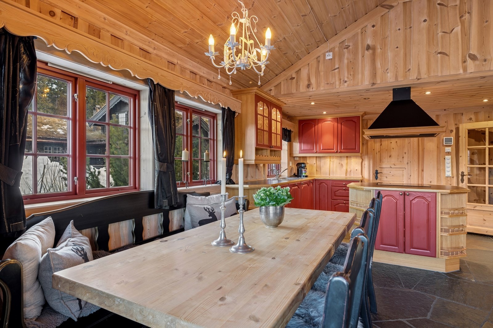 I tilknytning til kjøkkenet, kan spisebord enkelt plasseres - her kan gode måltider nytes. Galleribilde