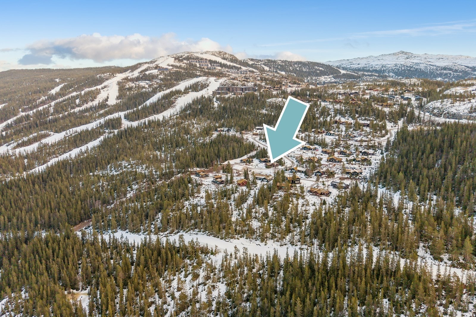 Hytta ligger høyt og tilbyr ski inn/ski ut både til alpinbakken og langrennsløyper. Galleribilde