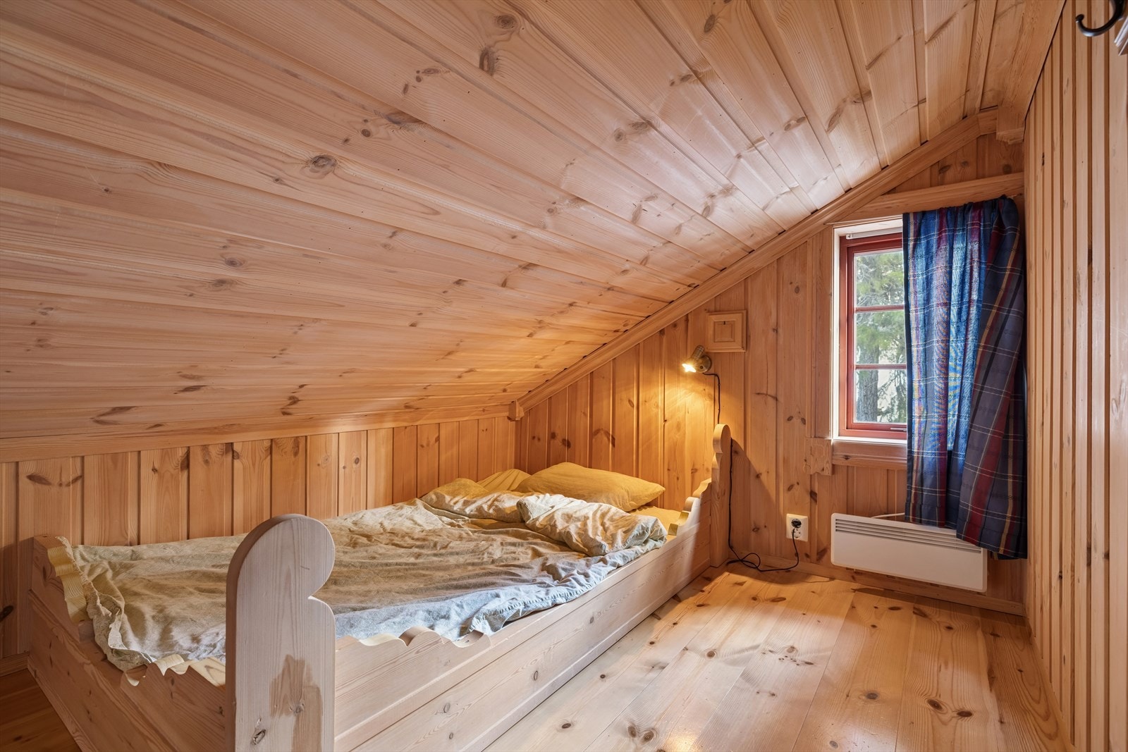 Soverommet har plassbygd gjesteseng. Rommet er ikke godkjent pga. lav takhøyde. Galleribilde