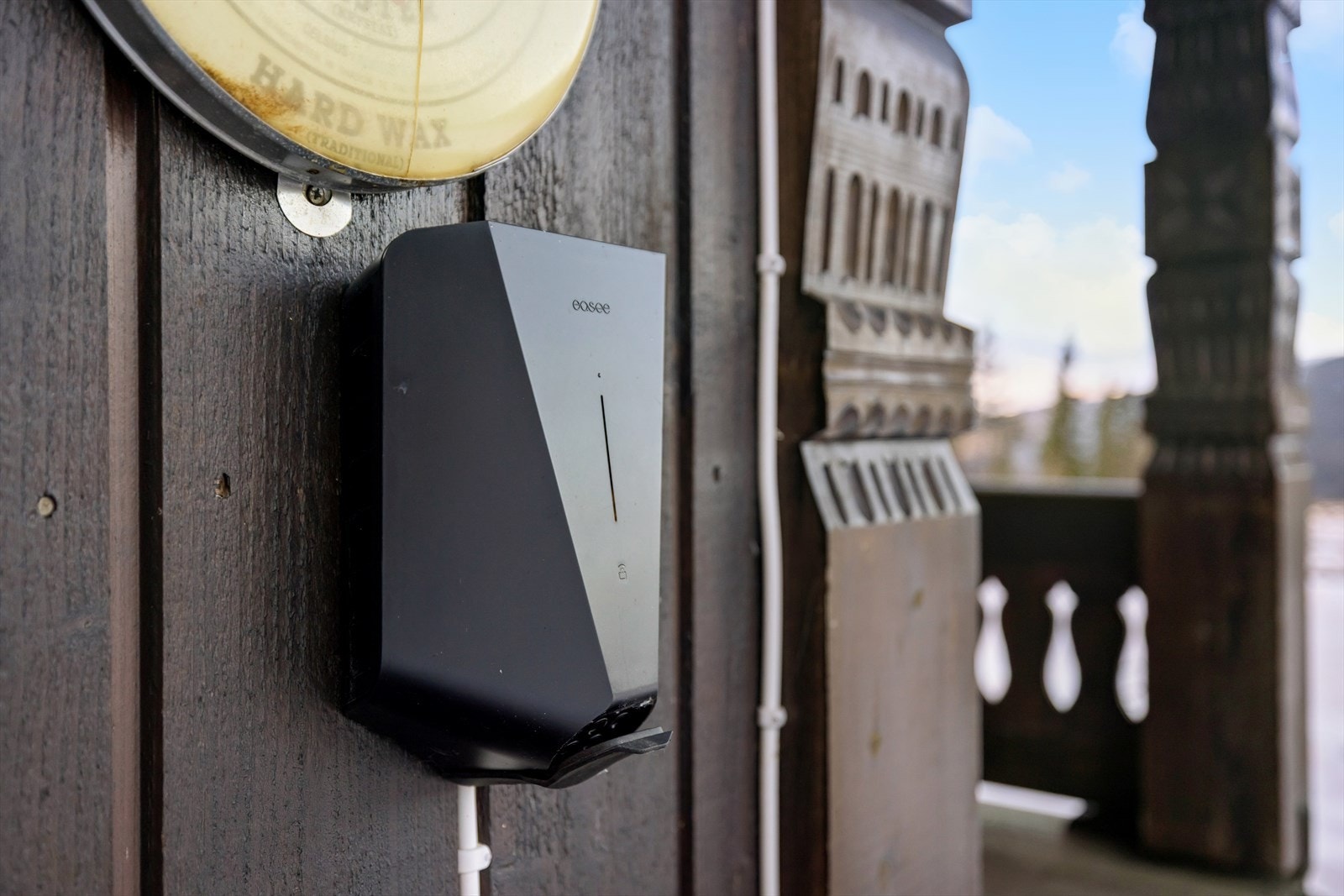 El-bil lader er montert på husveggen. Galleribilde