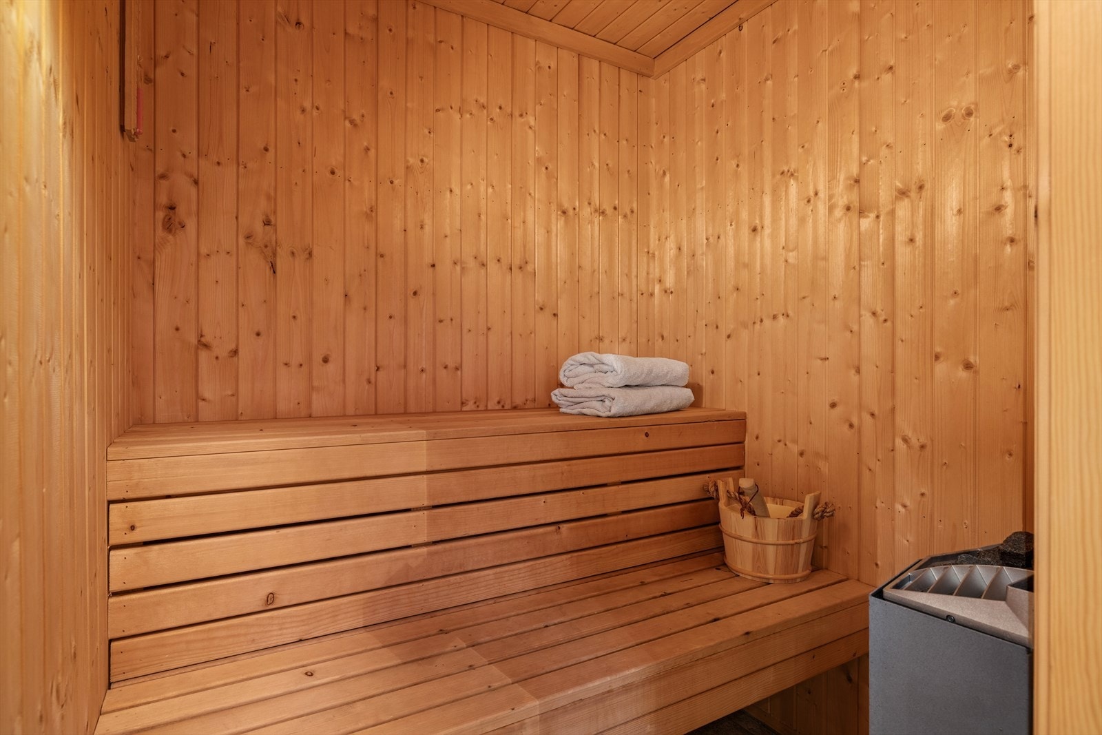 Badstuen er utstyrt med en heltre benk, elektrisk badstueovn og en glassdør. Ventilasjon er ivaretatt med ventiler ved gulv og oppunder taket. Galleribilde