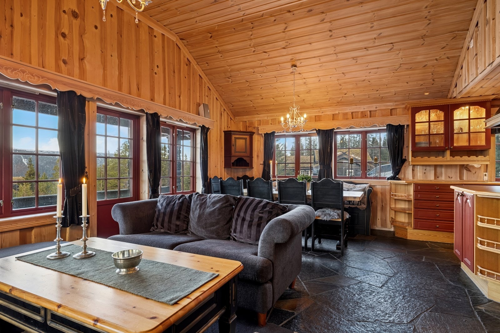 Stuen har god takhøyde og flere vindusflater som slipper inn mye naturlig lys og skaper en god atmosfære i rommet med fin utsikt. Galleribilde