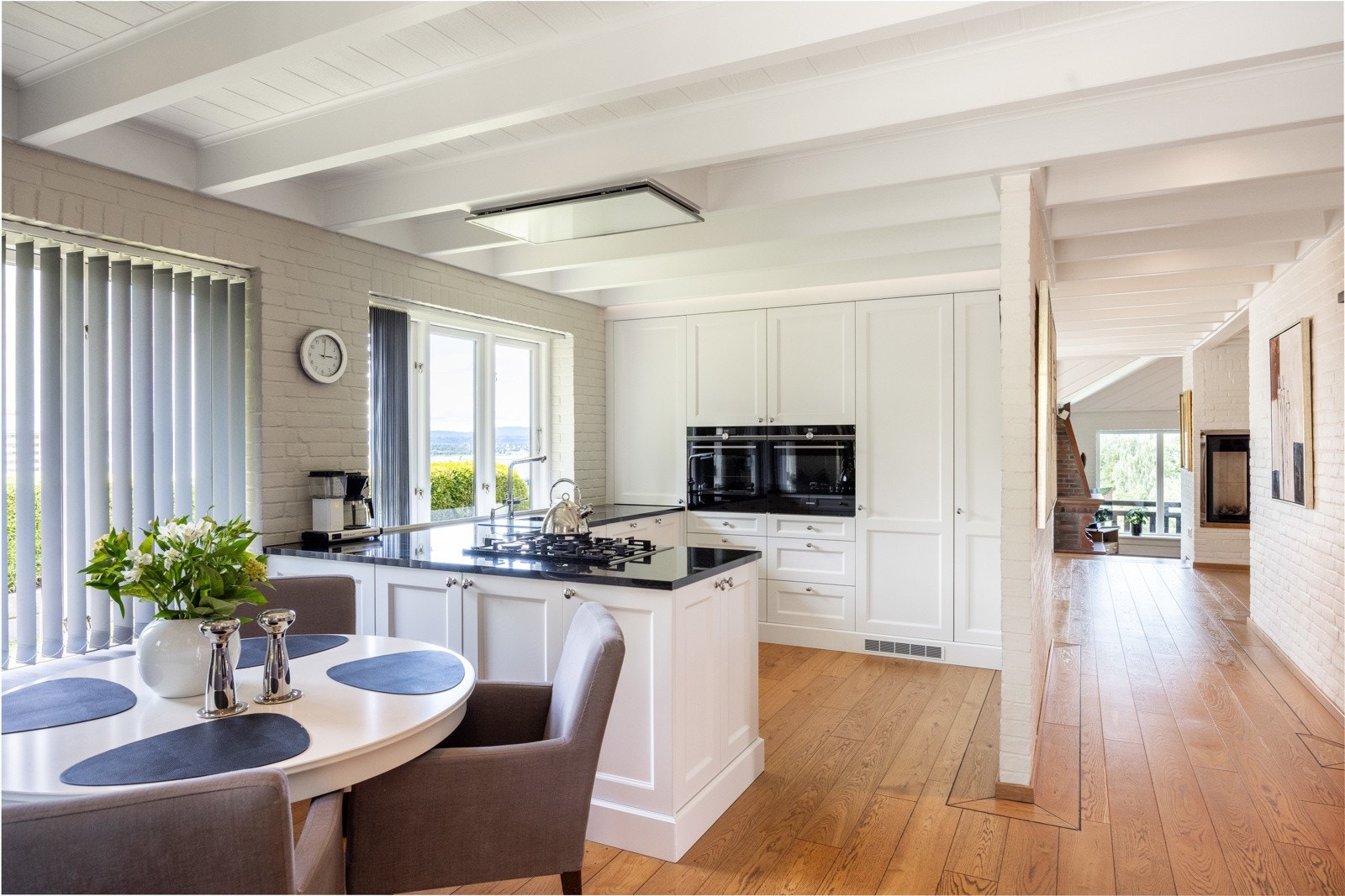 Innbydende, pent kjøkken med profilerte fronter som har plass til en hyggelig spisegruppe. Galleribilde