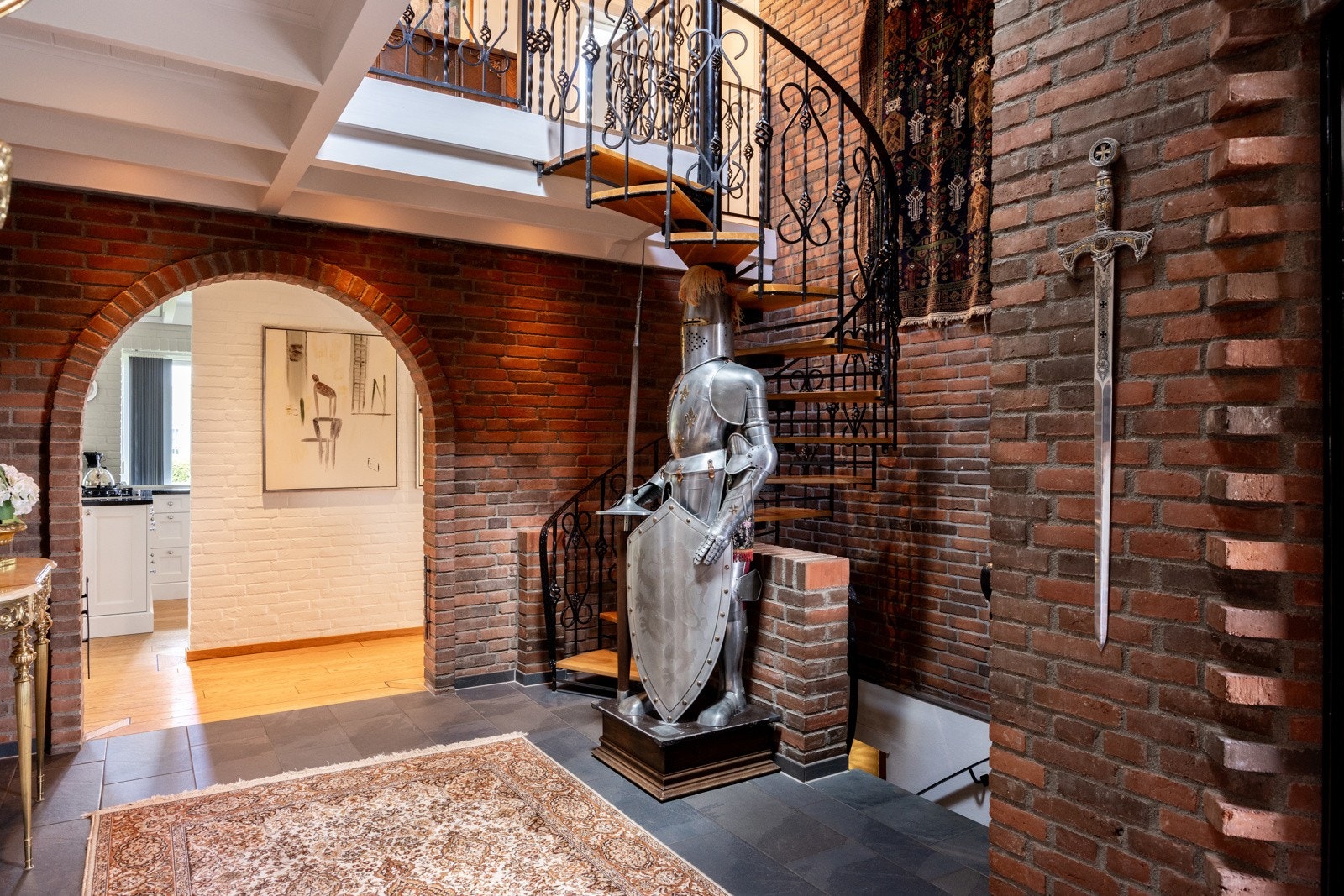 Entréen er romslig med flislagt gulv og har adkomst til en praktisk omkledningsrom som gir en praktisk løsning for oppbevaring av yttertøy og sko, og bidrar til et ryddig og funksjonelt inngangsparti. Galleribilde