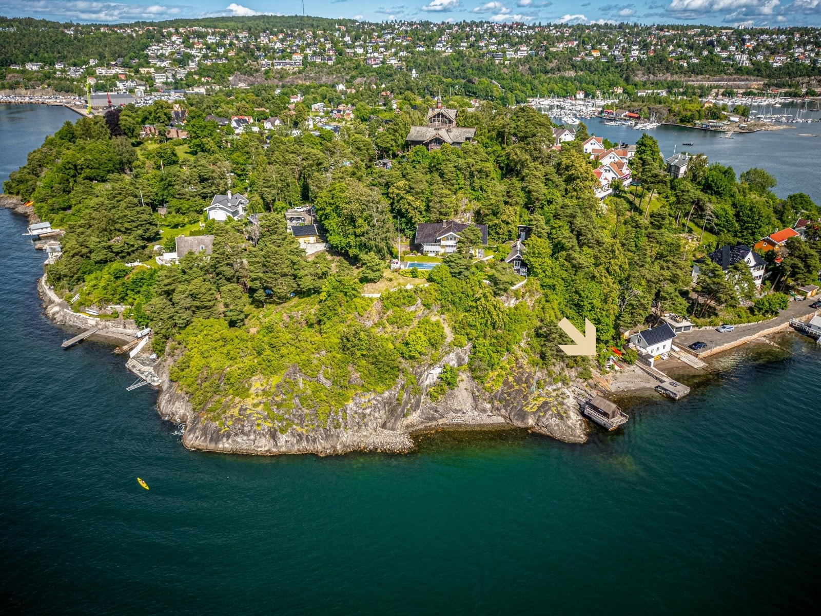 I tillegg til badehus medølger det bruksrett på privat strand. Galleribilde