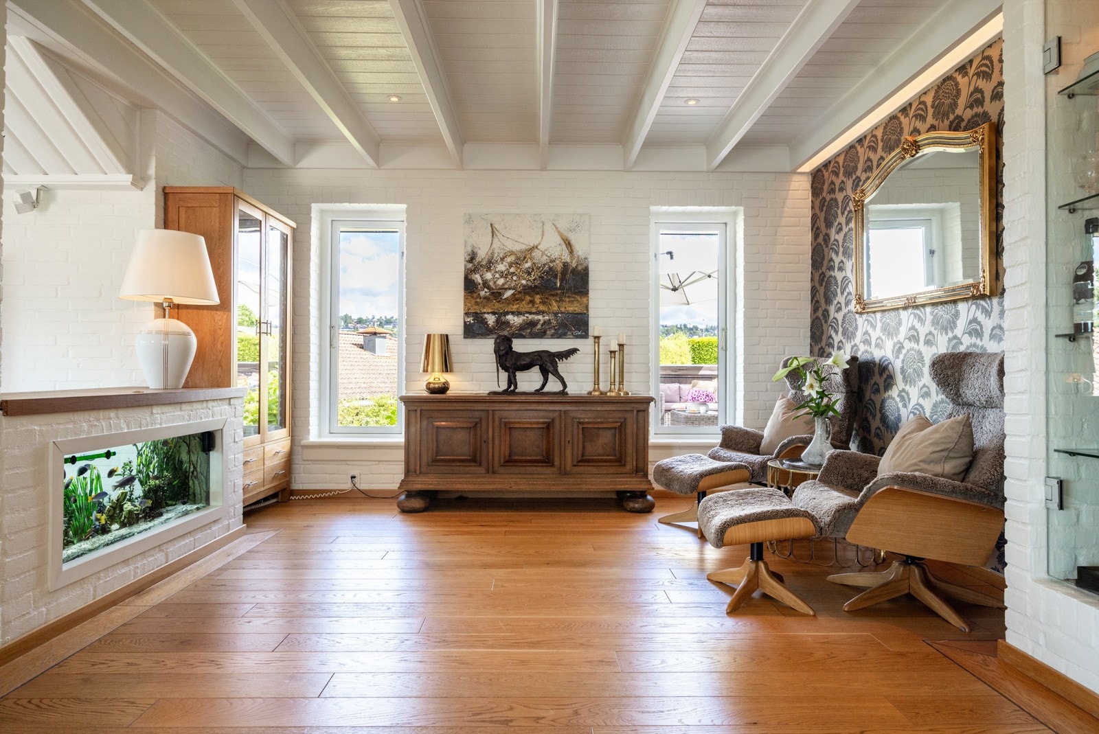 Rommet er flott opplyst med store vindusflater som gir rikelig med naturlig lys i hele rommet, og skaper en god atmosfære. Galleribilde