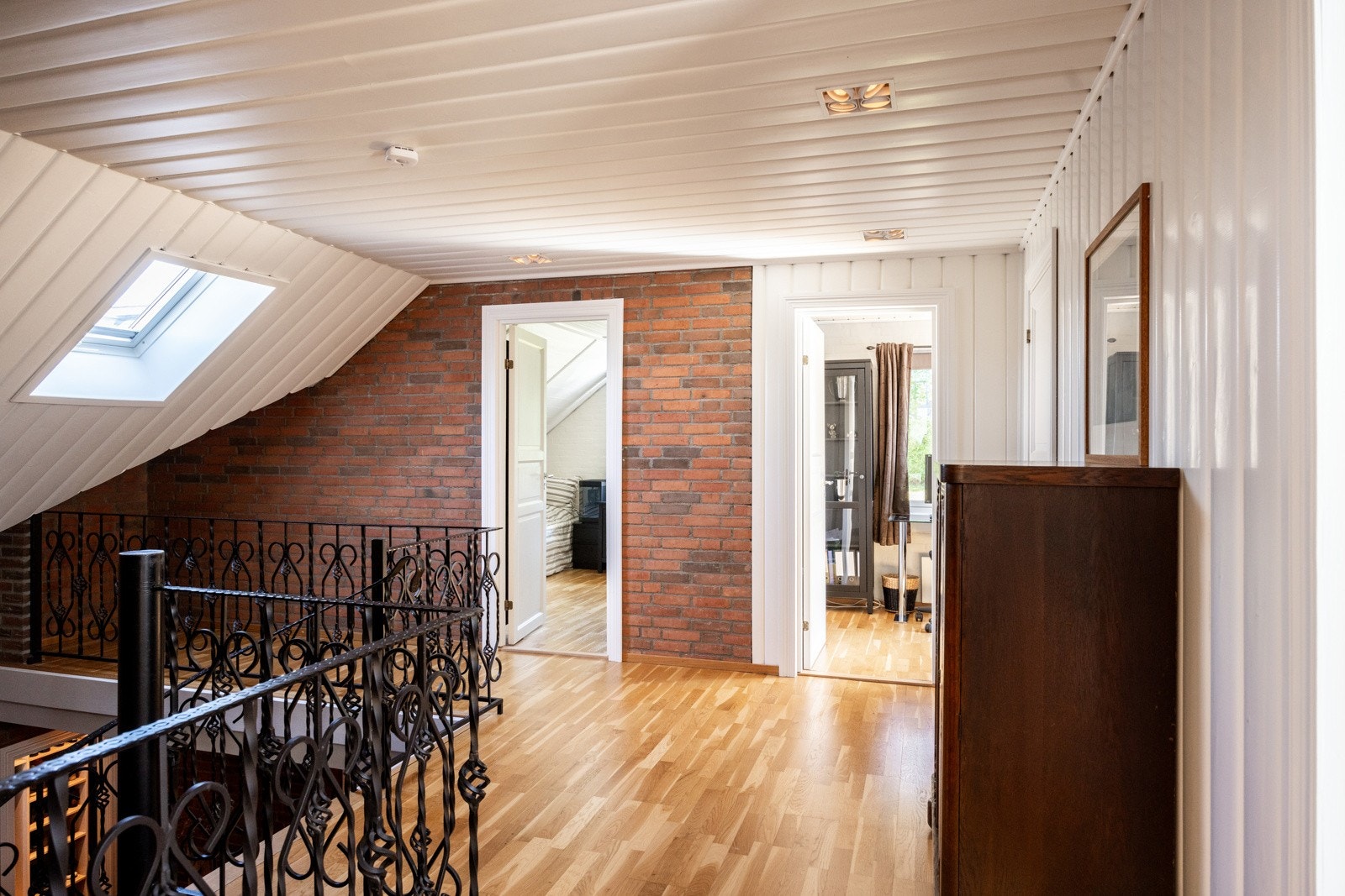 Gang i 2.etasje som fører til 3 soverom, bad og kontor. Galleribilde