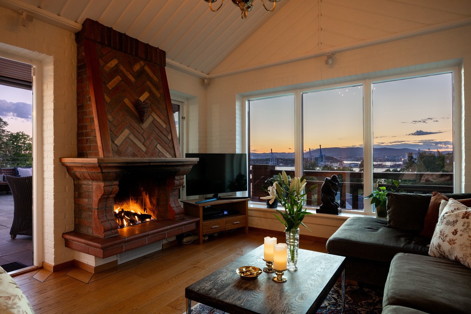 Her er det en hyggelig gasspeis som gir godt med varme og hyggelige stunder på de kaldere dagene. Galleribilde